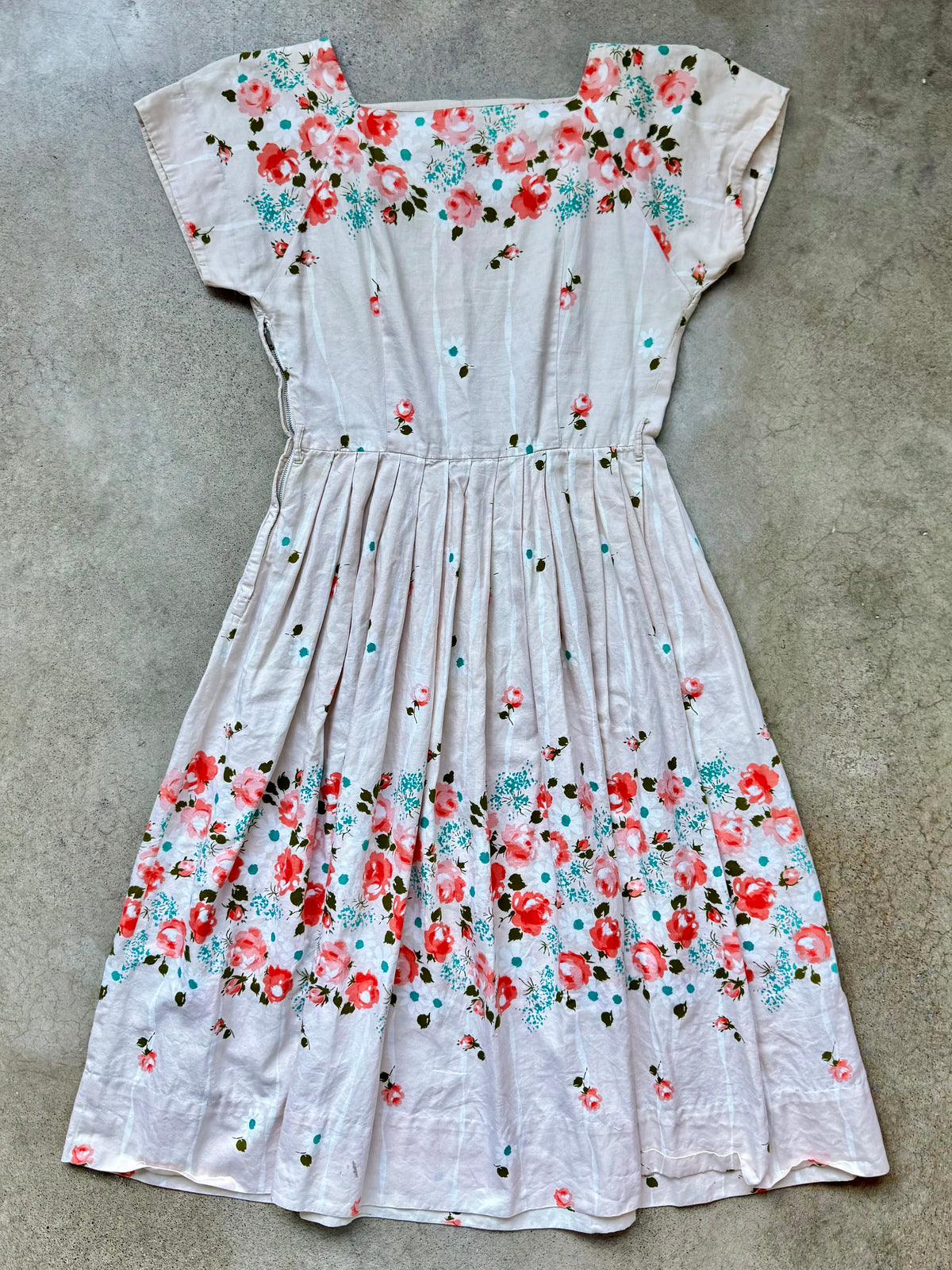 Vintage 1950s Hope Reed Peach Floral Print Short Sleeve Pleated Dress | Small