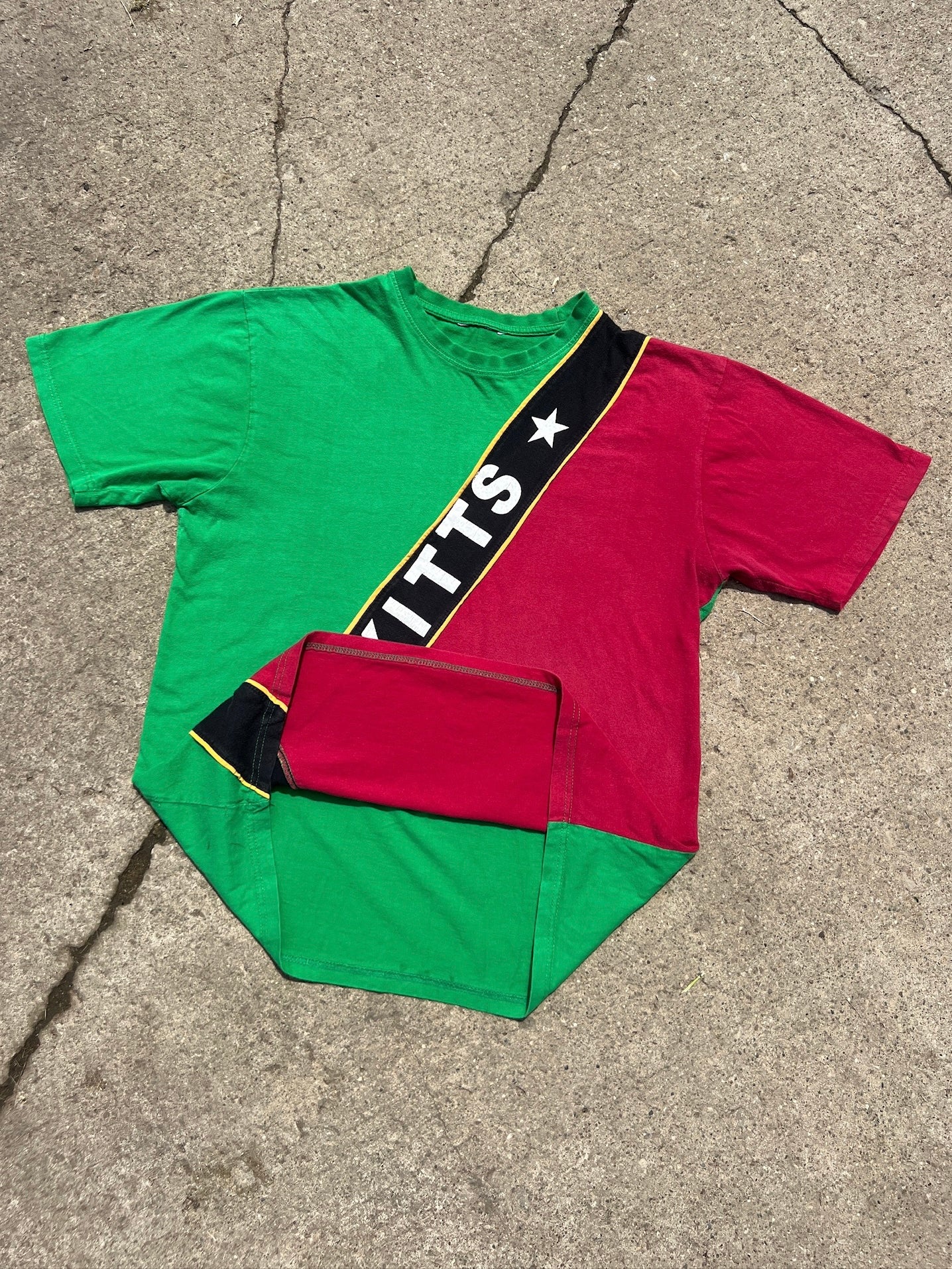 Vintage 1990s Green & Red St. Kitts Flag Tee | Large