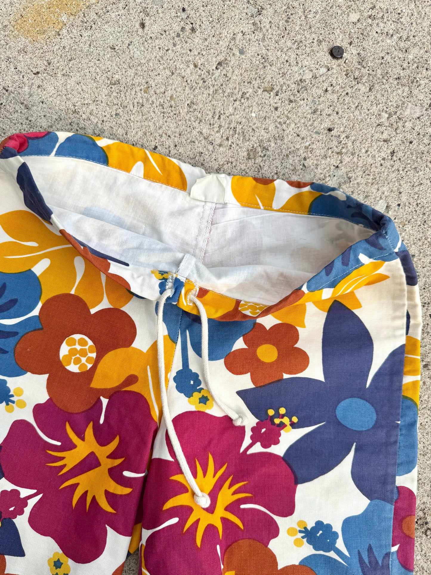 Vintage 1960s Jantzen Kona Kai Hawaiian Floral Print Beach Shorts | Small