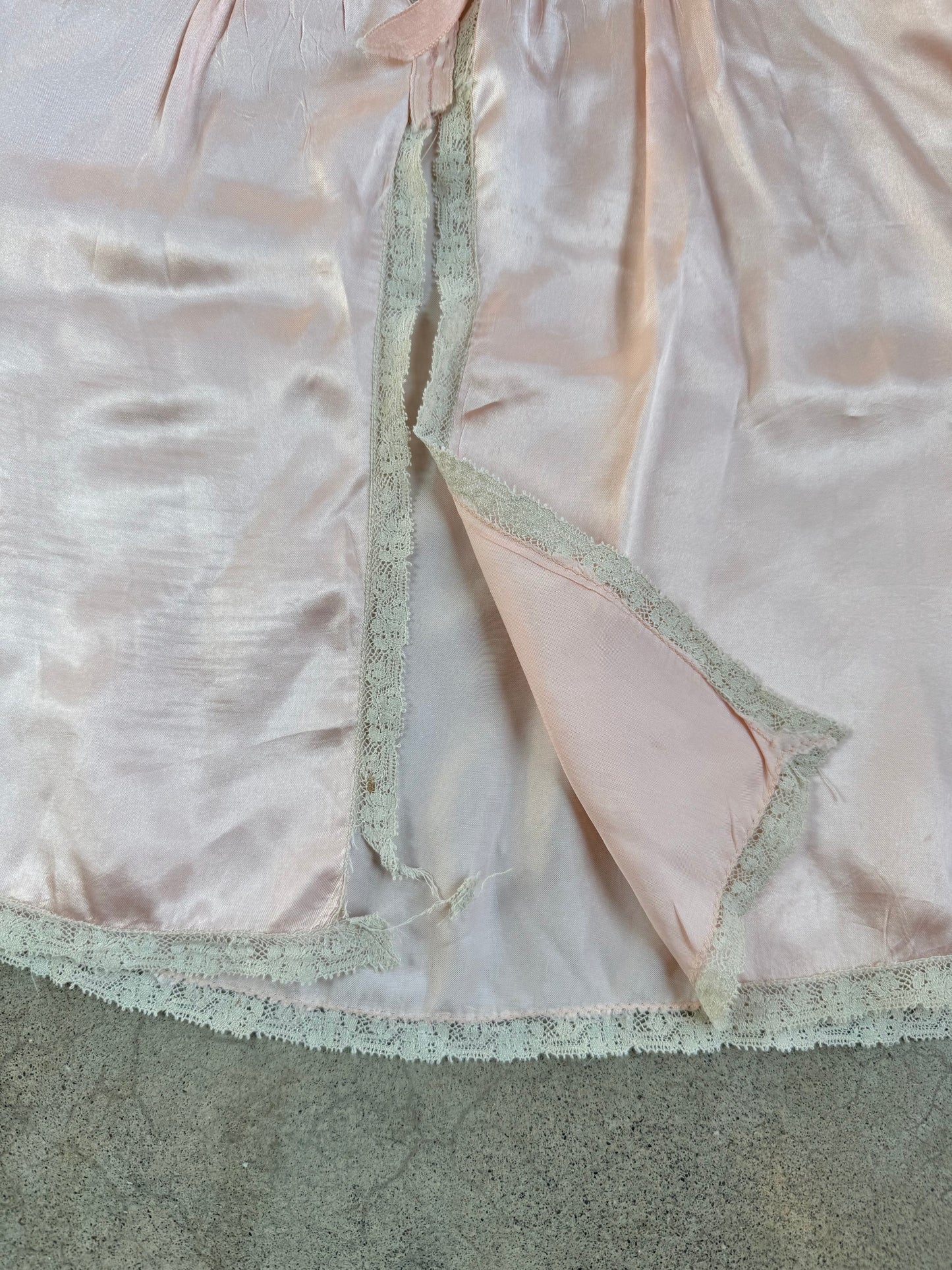 Vintage 1930s Pink Satin Silk Lace Trim Bed Jacket | S/M