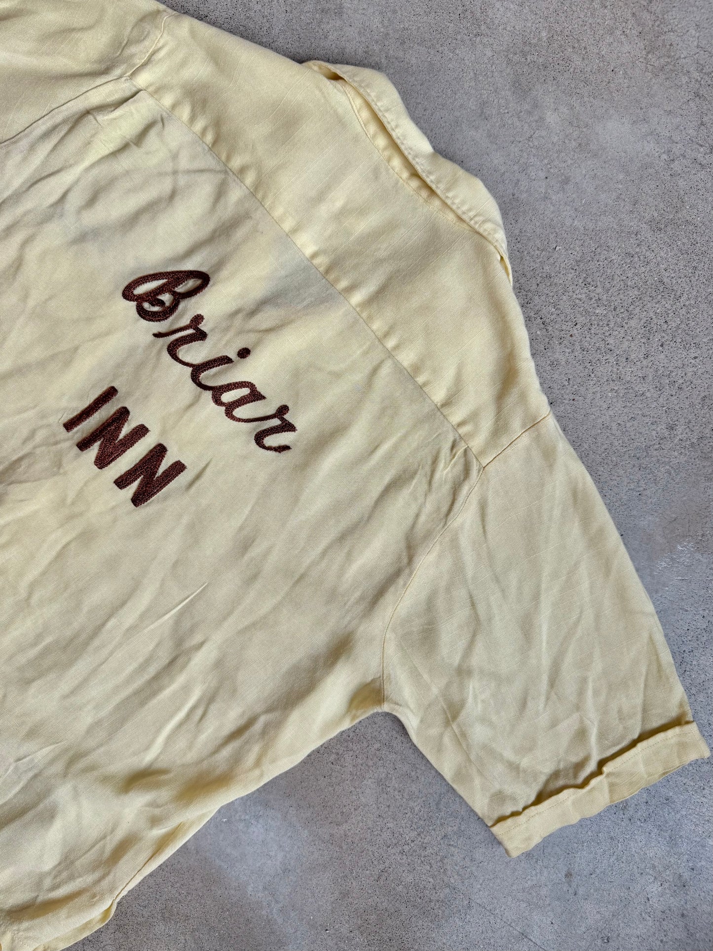 Vintage 1950s King Louie By Holiday Chainstitch Embroidered “Briar Inn” Short Sleeve Shirt | Medium