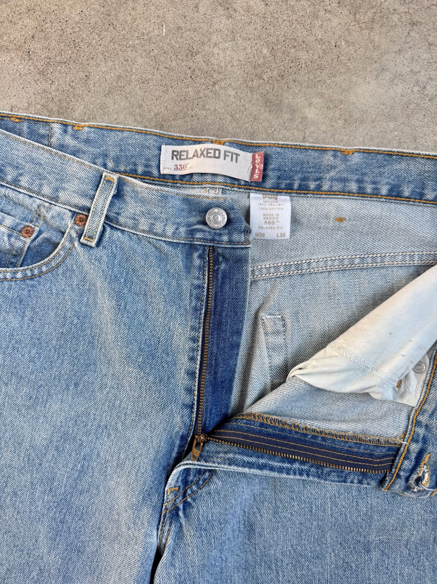 Levi’s 550 Relaxed Fit Light Wash Jeans | 38x30