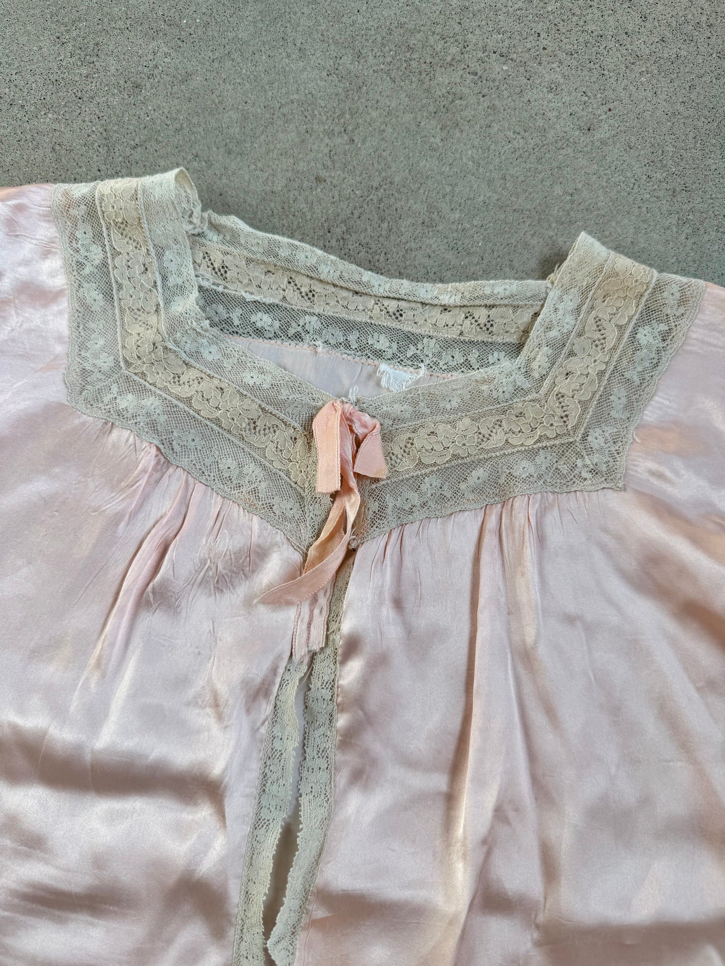Vintage 1930s Pink Satin Silk Lace Trim Bed Jacket | S/M