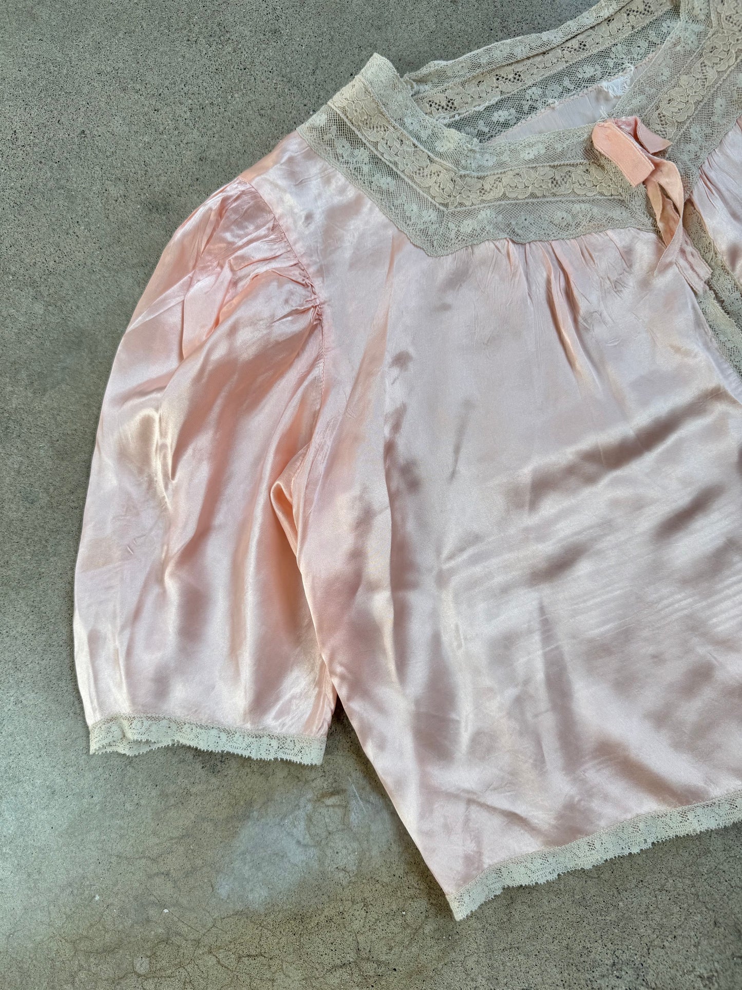 Vintage 1930s Pink Satin Silk Lace Trim Bed Jacket | S/M