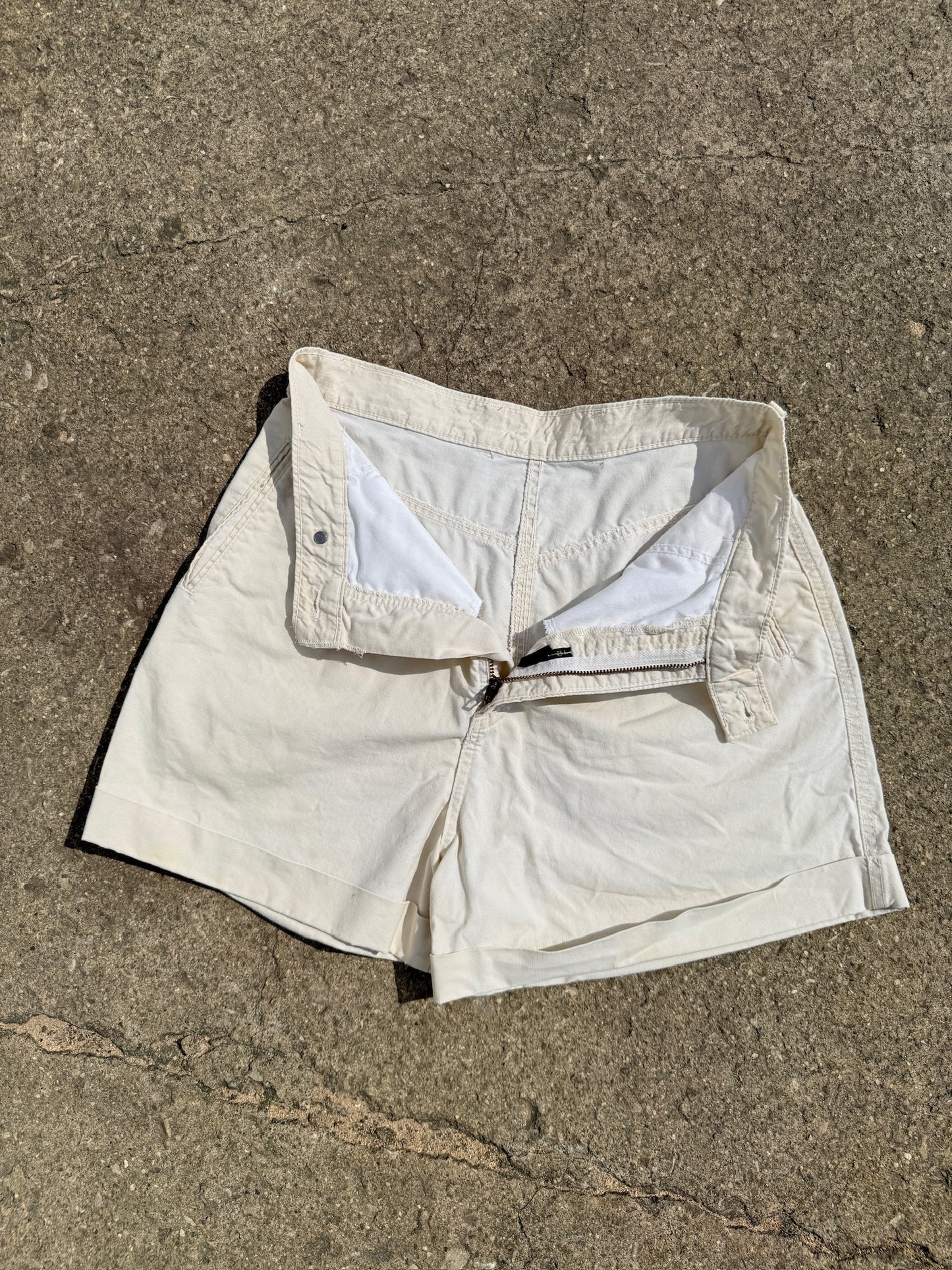 Vintage 1990s Liz Claiborne Cream High-Waist Pleated Cotton Shorts | Waist 28”
