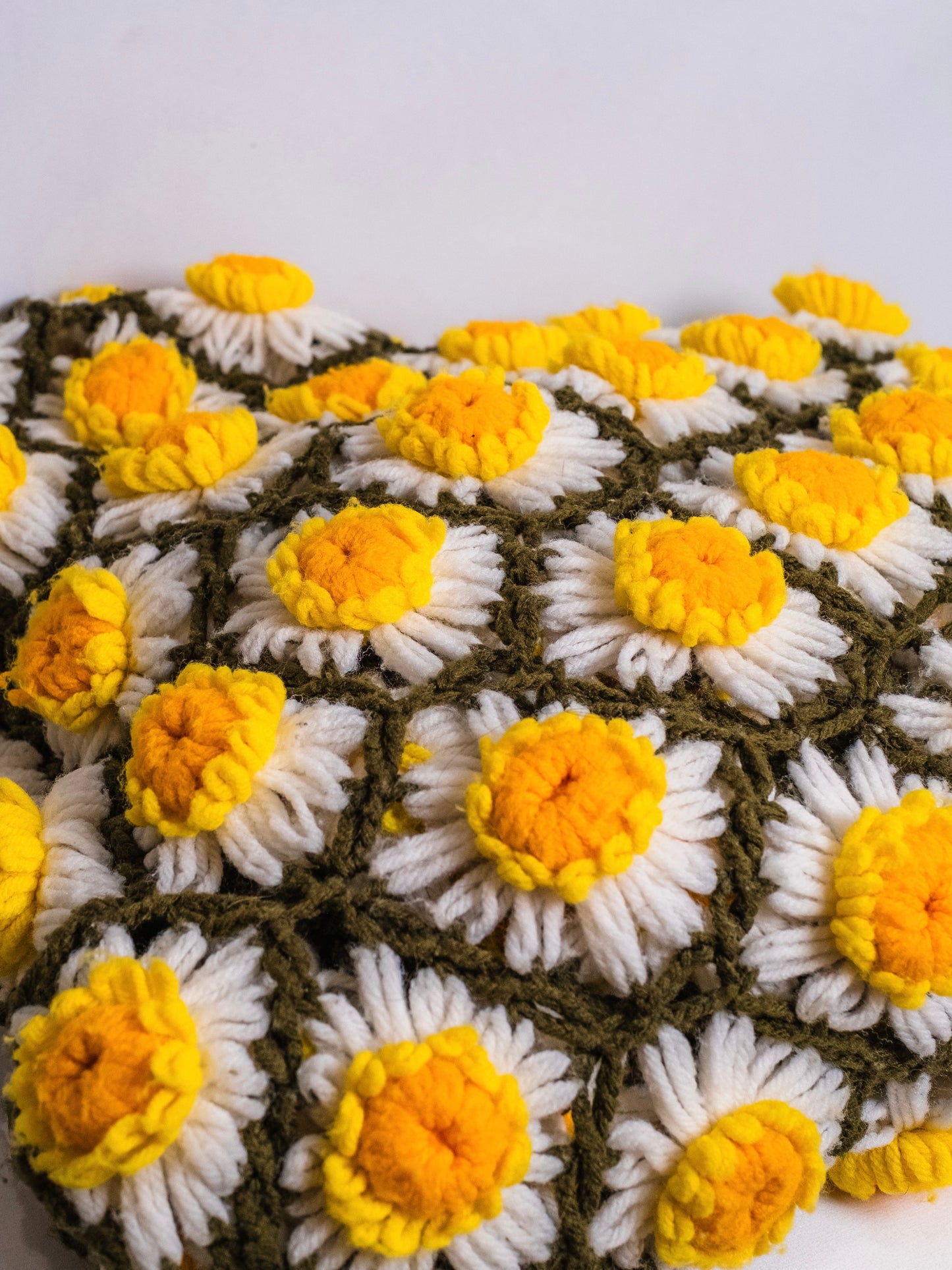 Vintage 1970s Daisy Flower Chain Afghan Throw Blanket