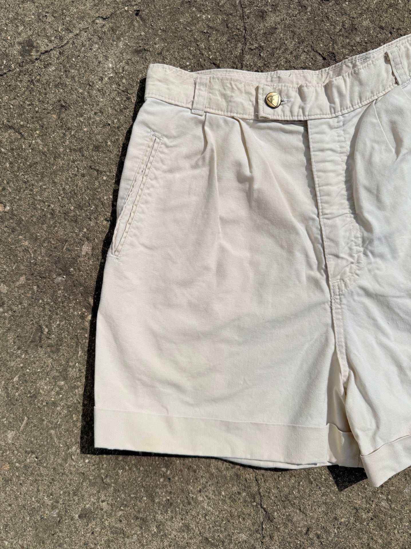 Vintage 1990s Liz Claiborne Cream High-Waist Pleated Cotton Shorts | Waist 28”