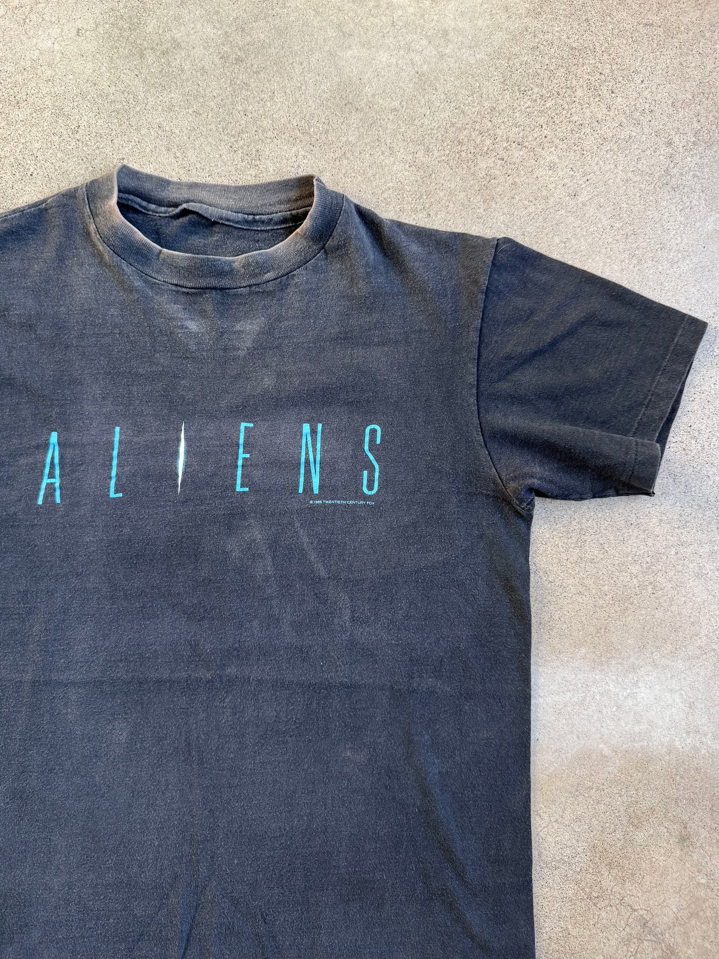 Vintage 1986 Original Aliens Movie Worn Black Graphic Tee | S/M