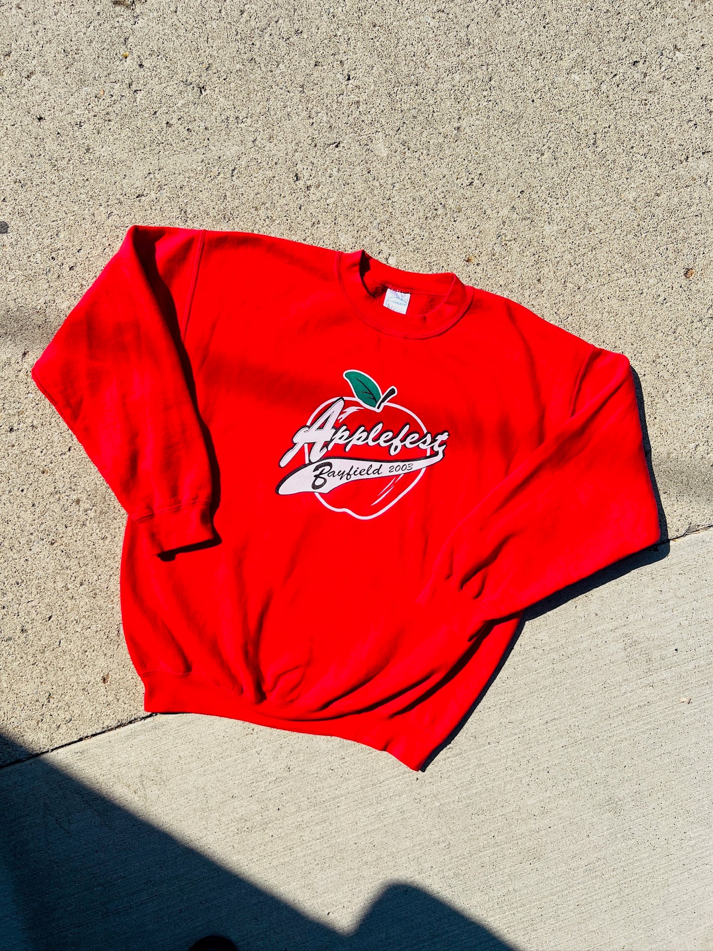 Bayfield Applefest ‘03 Red Crewneck Sweatshirt | Large