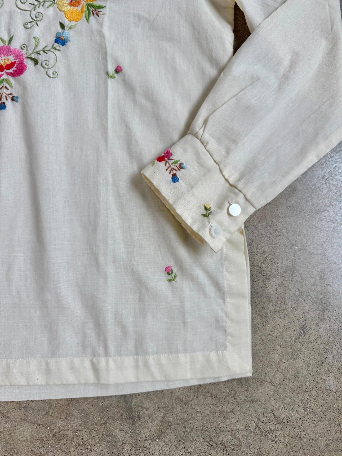 Vintage 1960s Daffodil Hand-Embroidered Floral Collared Shirt | Medium