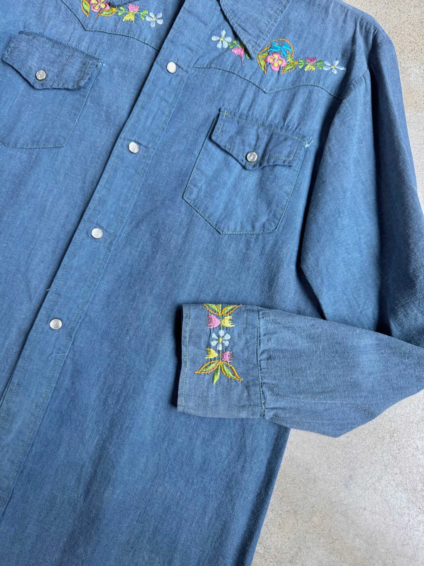 Vintage 1970s Floral Embroidered Pearl Snap Western Shirt | M/L