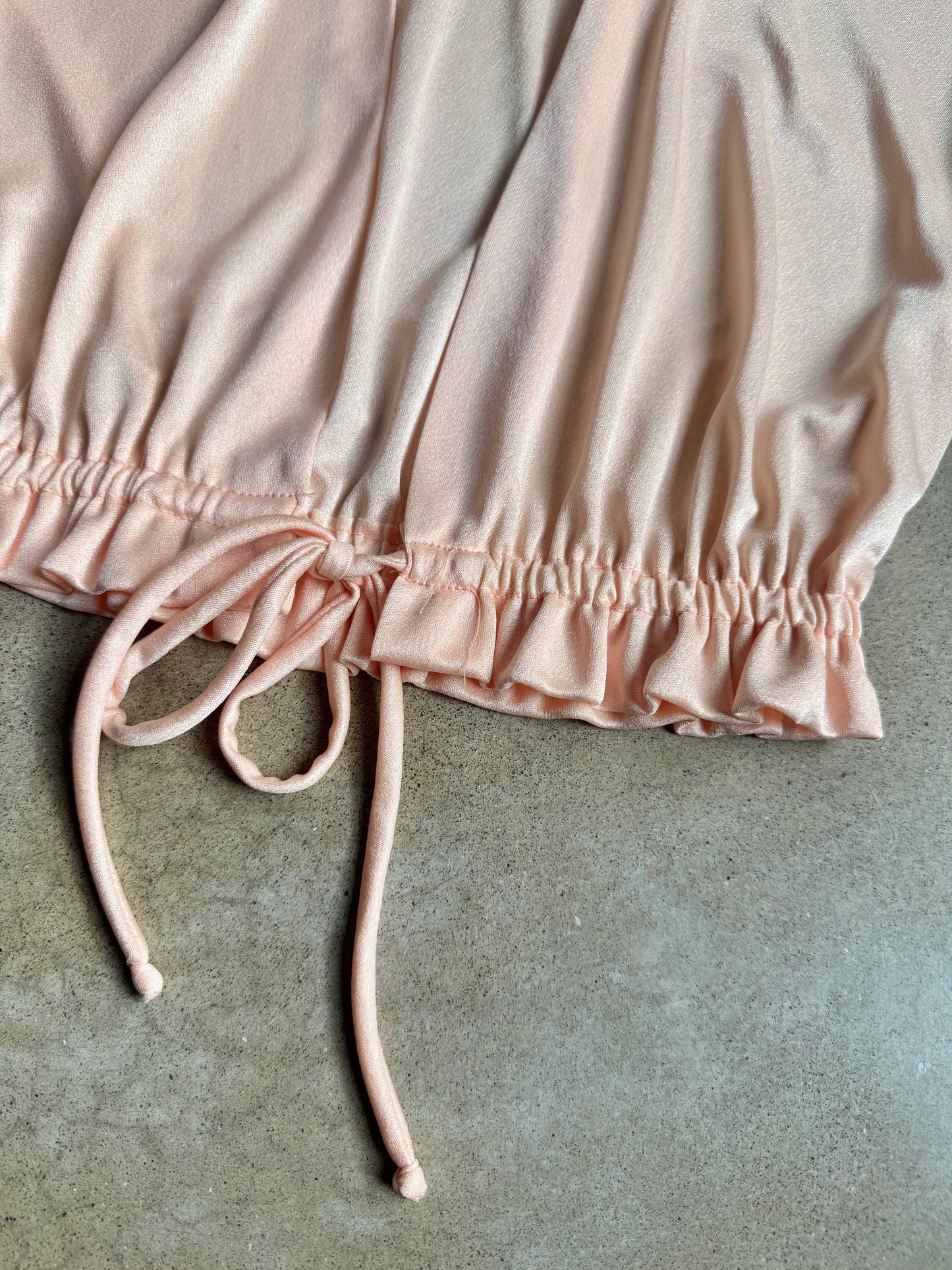 Vintage 1970s Toni Todd Peach V-Neck Ruffle Hem Tie Top | Small