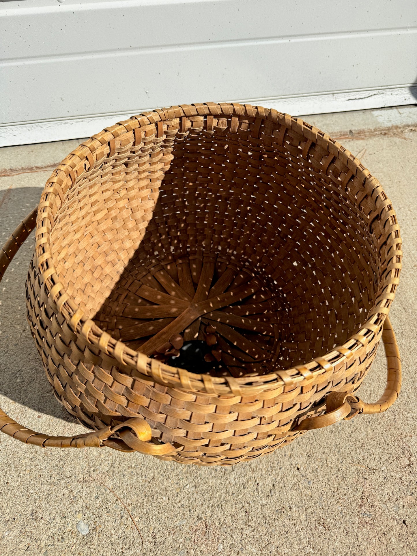 Vintage 1950s Mid-Atlantic Woven Wicker Lidded Basket