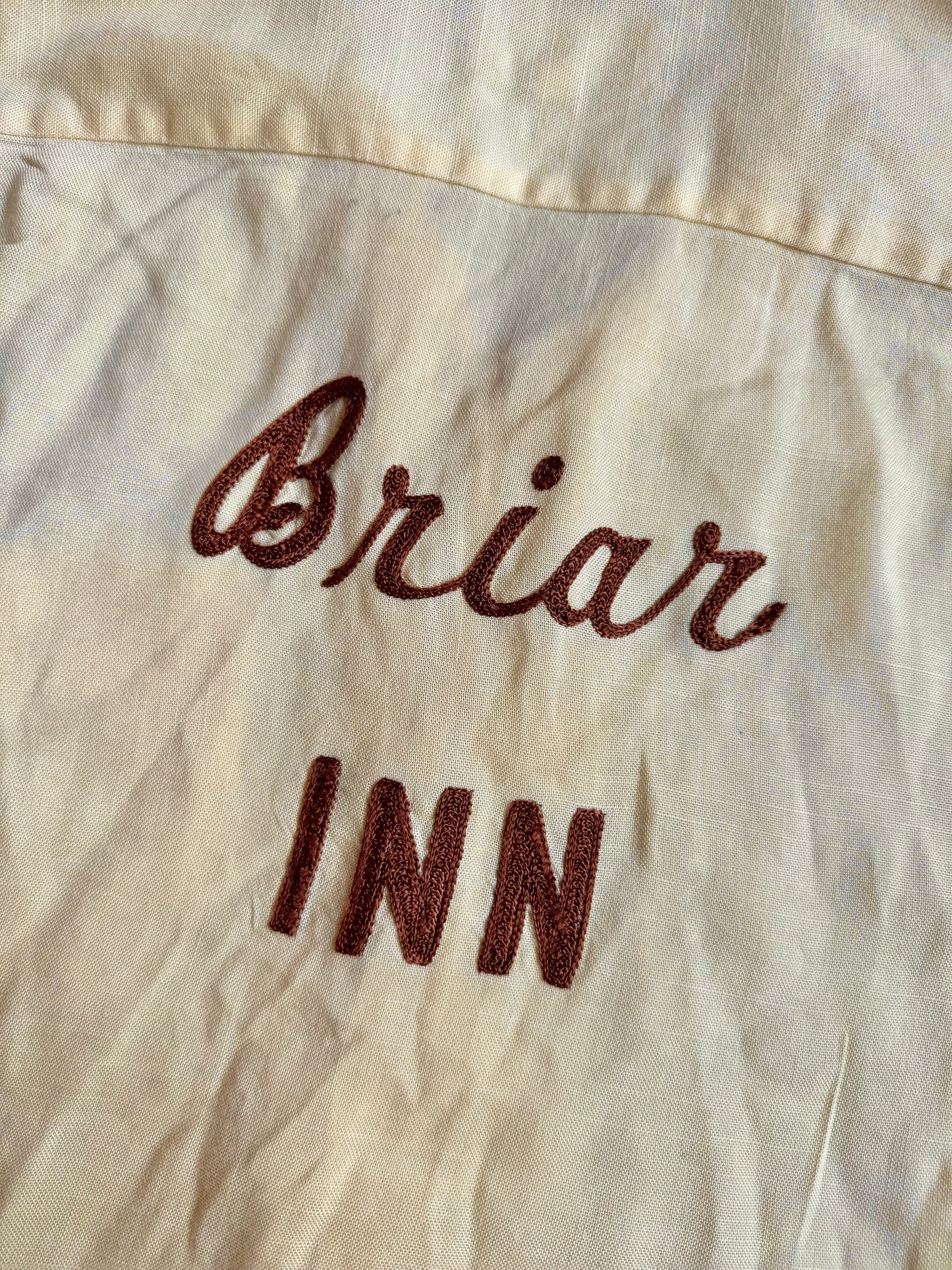 Vintage 1950s King Louie By Holiday Chainstitch Embroidered “Briar Inn” Short Sleeve Shirt | Medium