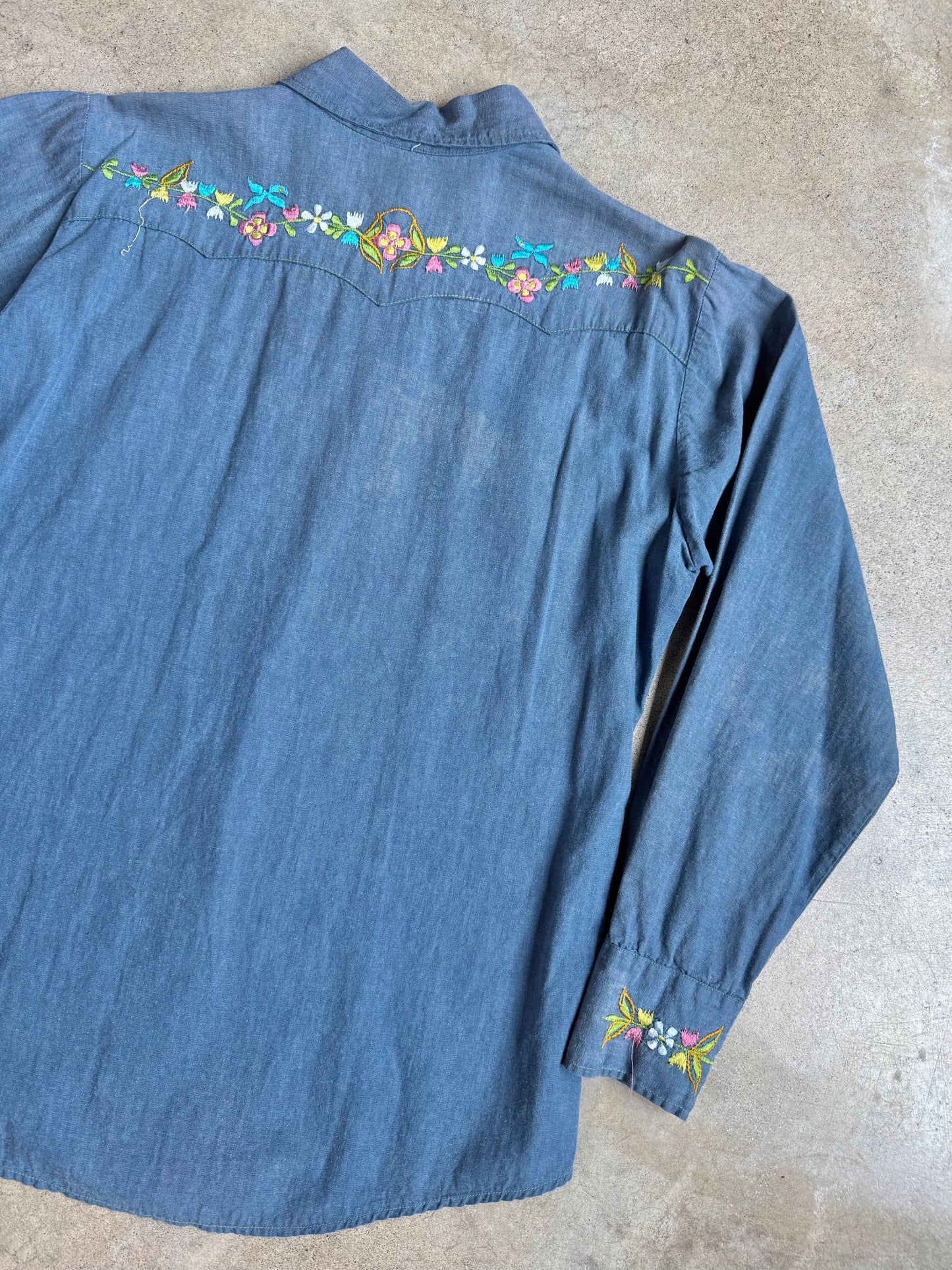 Vintage 1970s Floral Embroidered Pearl Snap Western Shirt | M/L