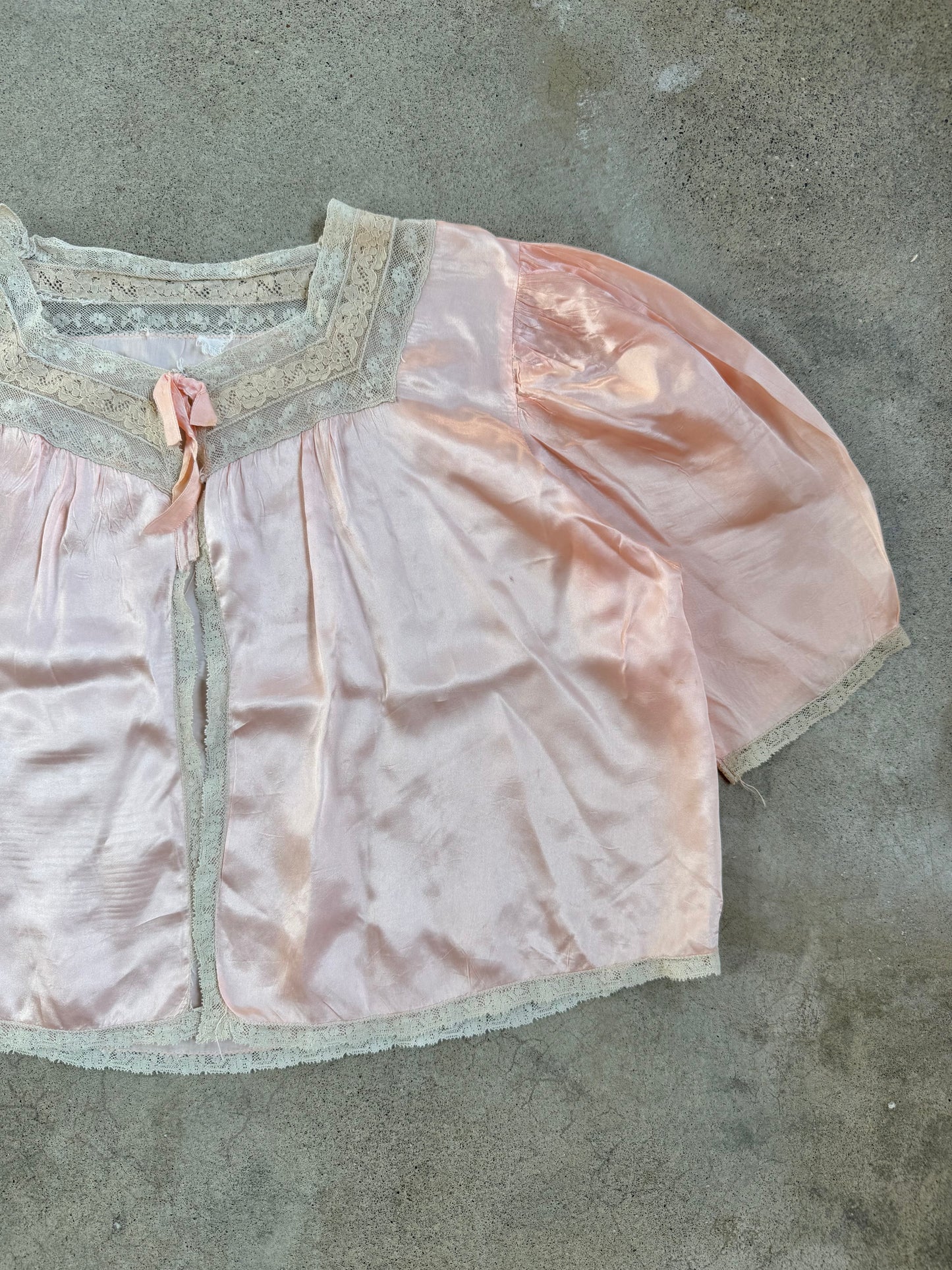 Vintage 1930s Pink Satin Silk Lace Trim Bed Jacket | S/M
