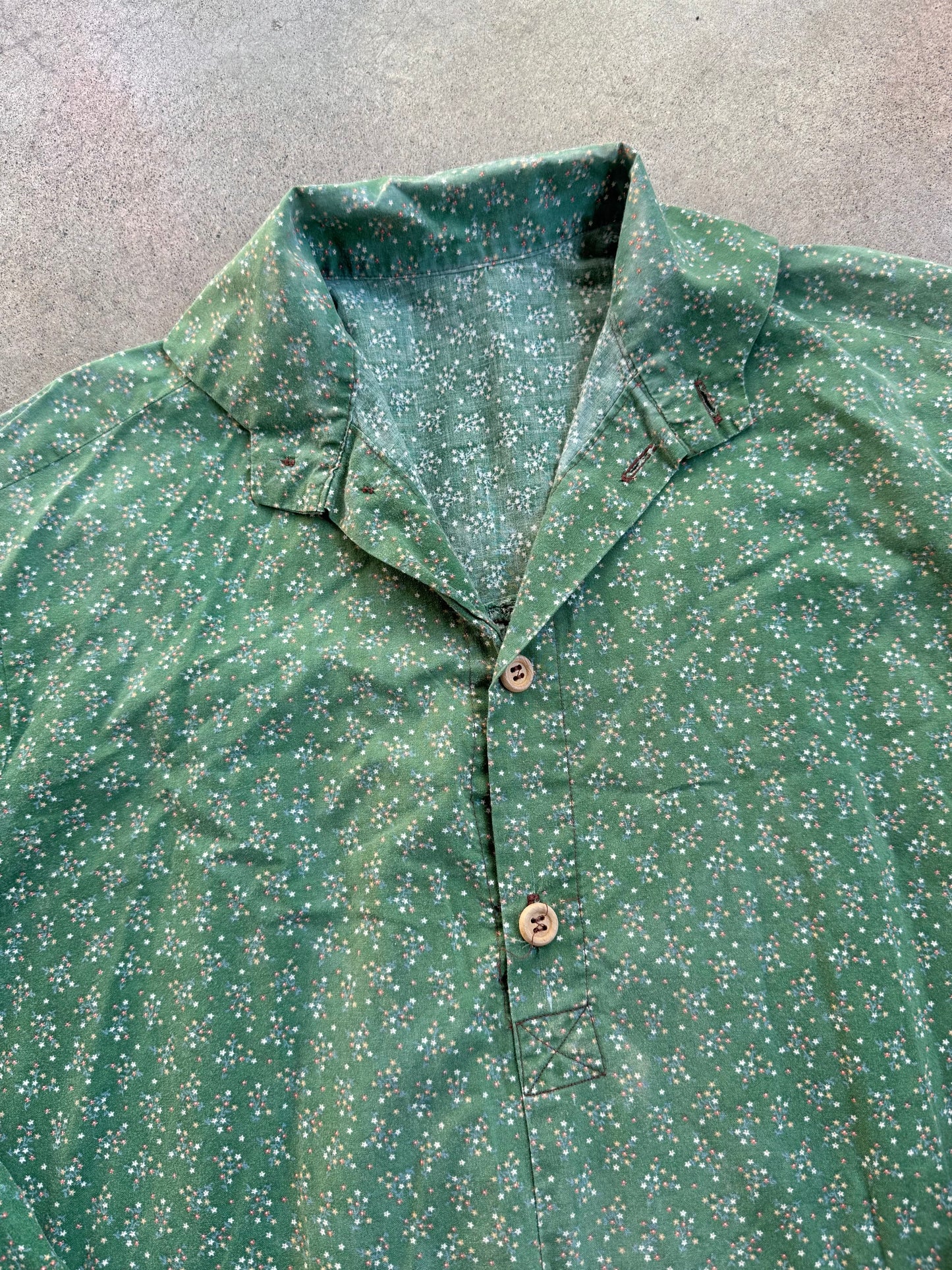 Vintage 1960s Handmade Green Floral Half Button Collared Shirt | Large