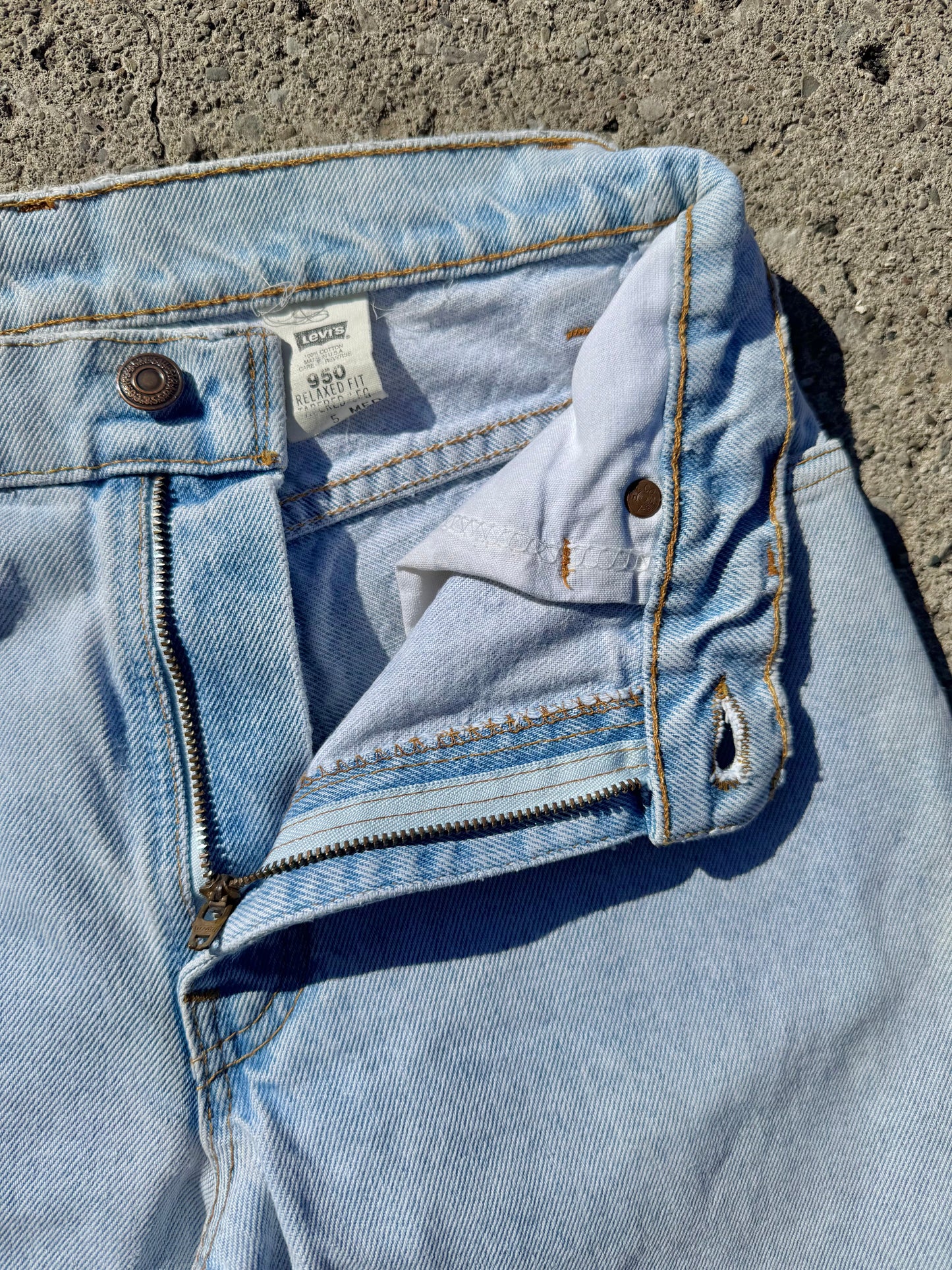 Vintage Levi’s 950 Orange Tab Light Wash Jeans | Waist 26”