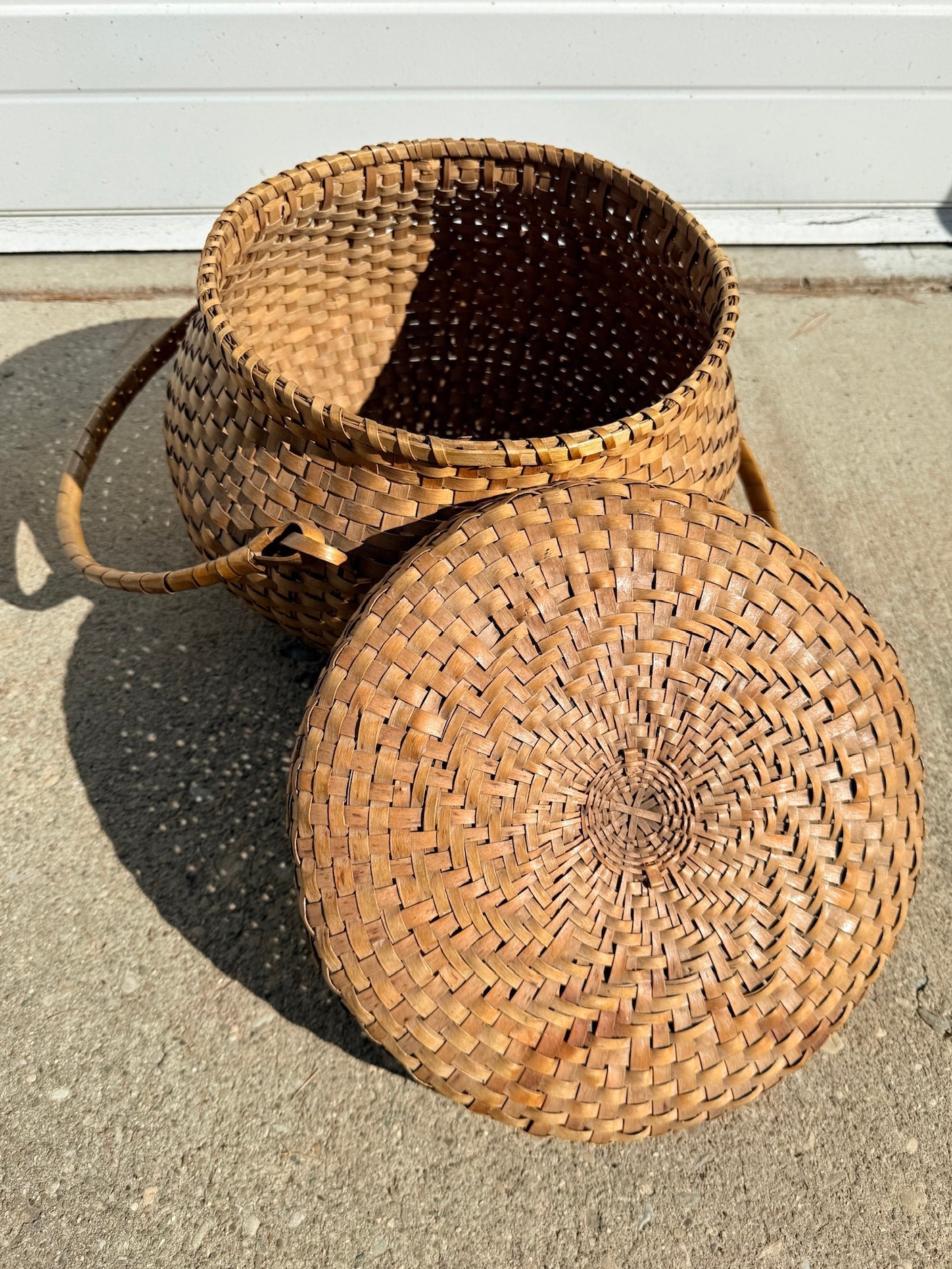 Vintage 1950s Mid-Atlantic Woven Wicker Lidded Basket