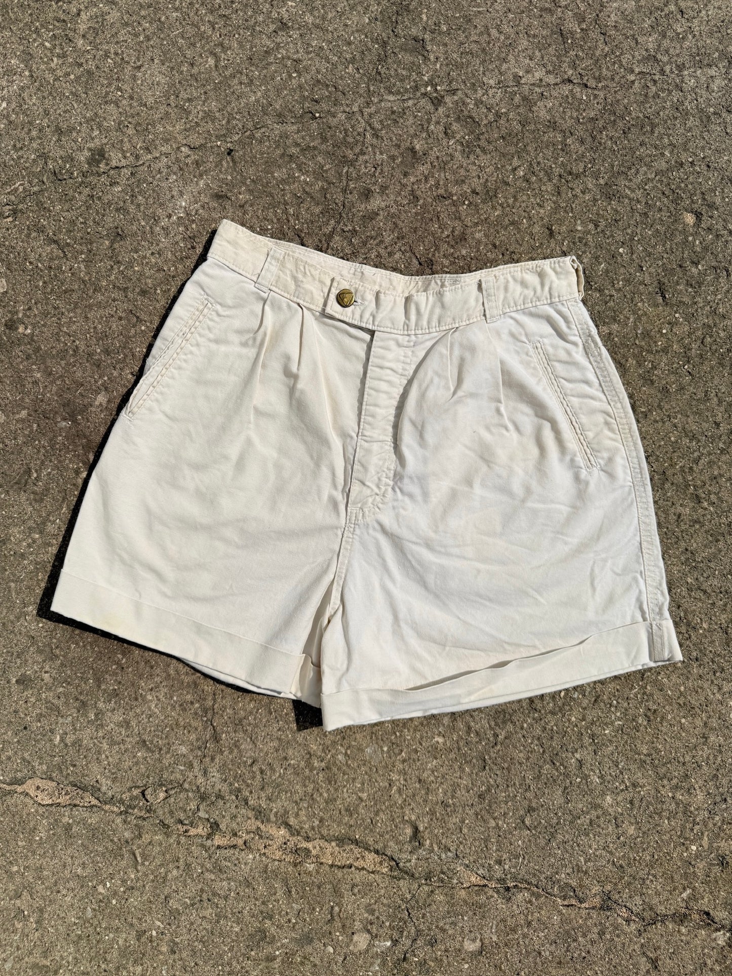 Vintage 1990s Liz Claiborne Cream High-Waist Pleated Cotton Shorts | Waist 28”