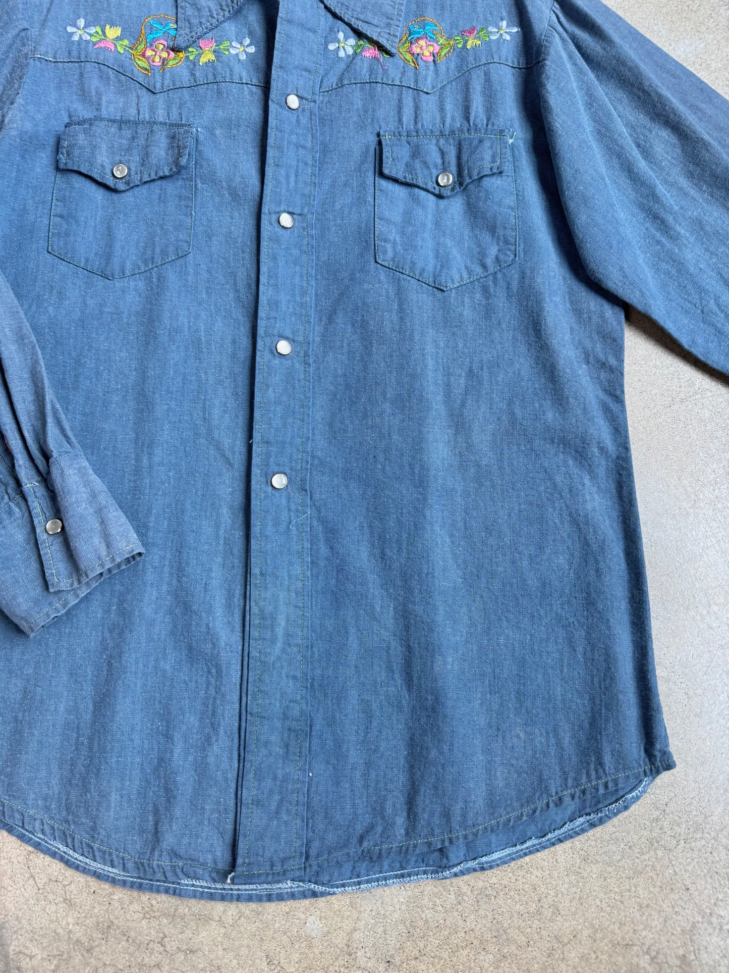 Vintage 1970s Floral Embroidered Pearl Snap Western Shirt | M/L