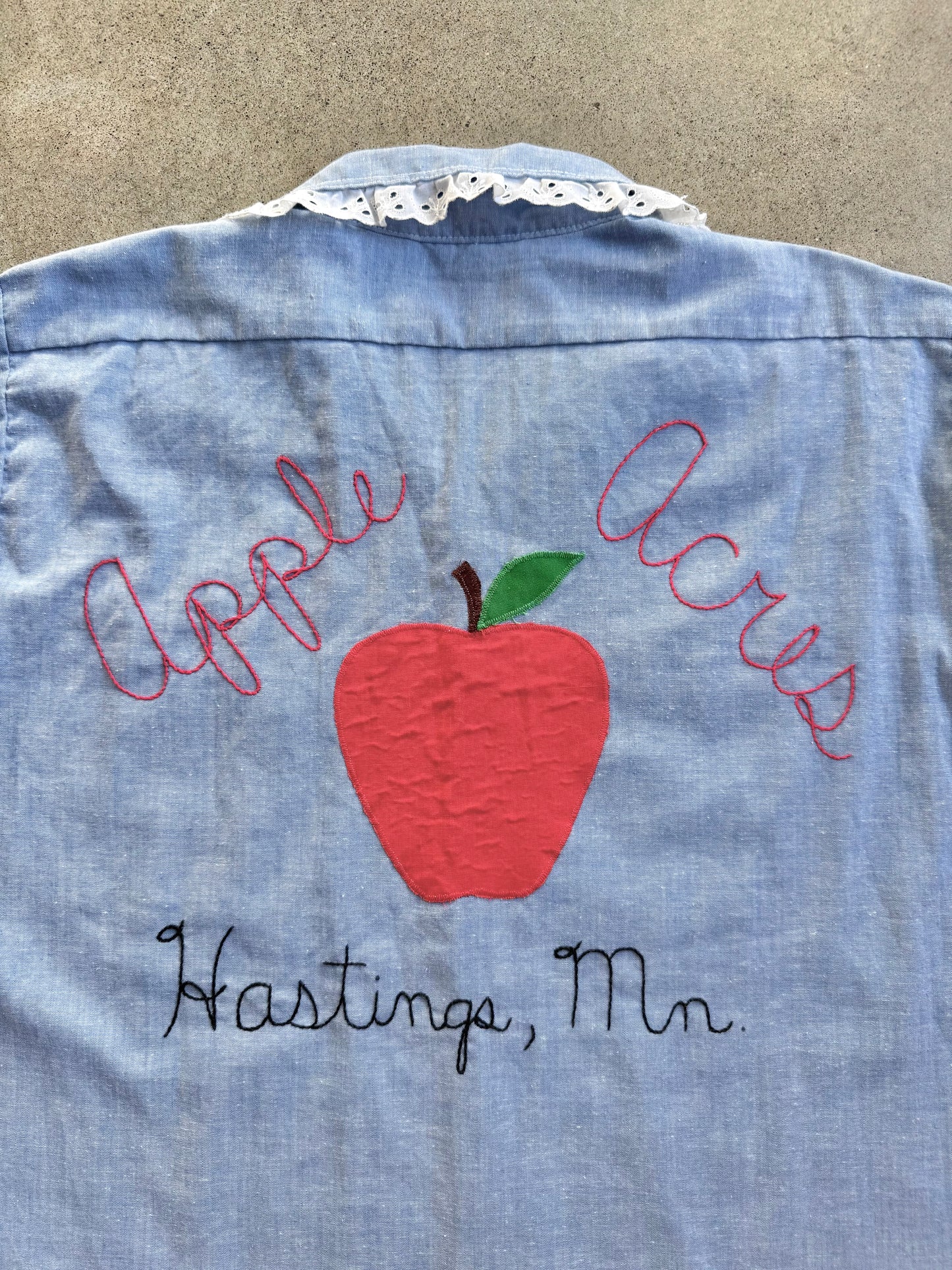 Vintage 1970s Big Ben Chainstitch Apple Acres “Harriet” Frilled Trim Chambray Work Shirt | Large