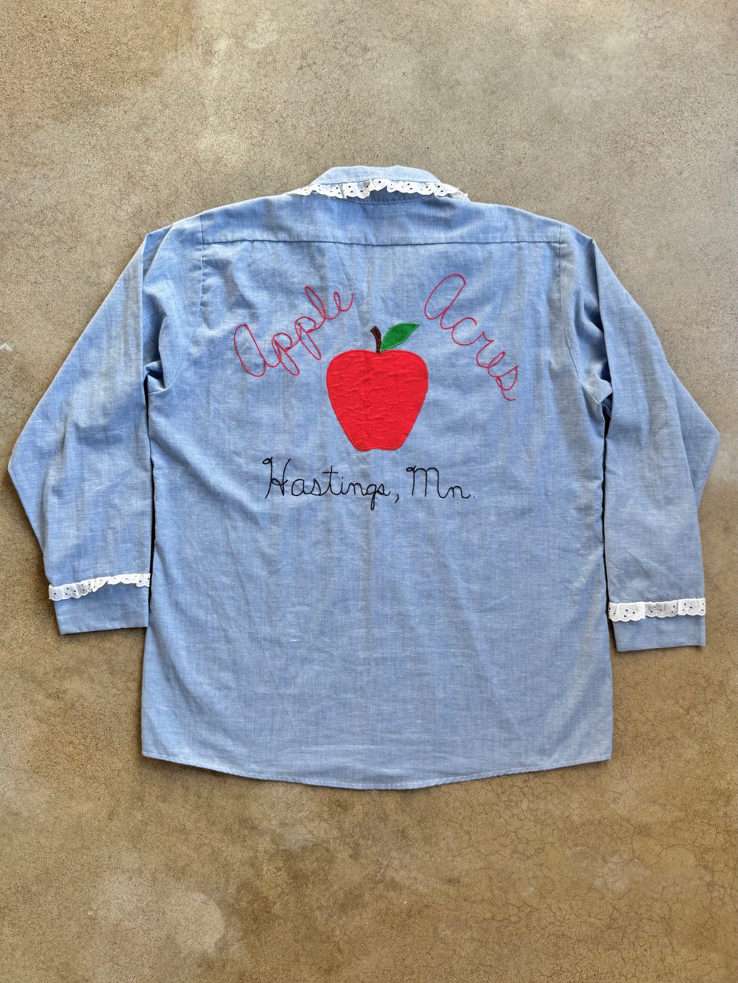 Vintage 1970s Big Ben Chainstitch Apple Acres “Harriet” Frilled Trim Chambray Work Shirt | Large