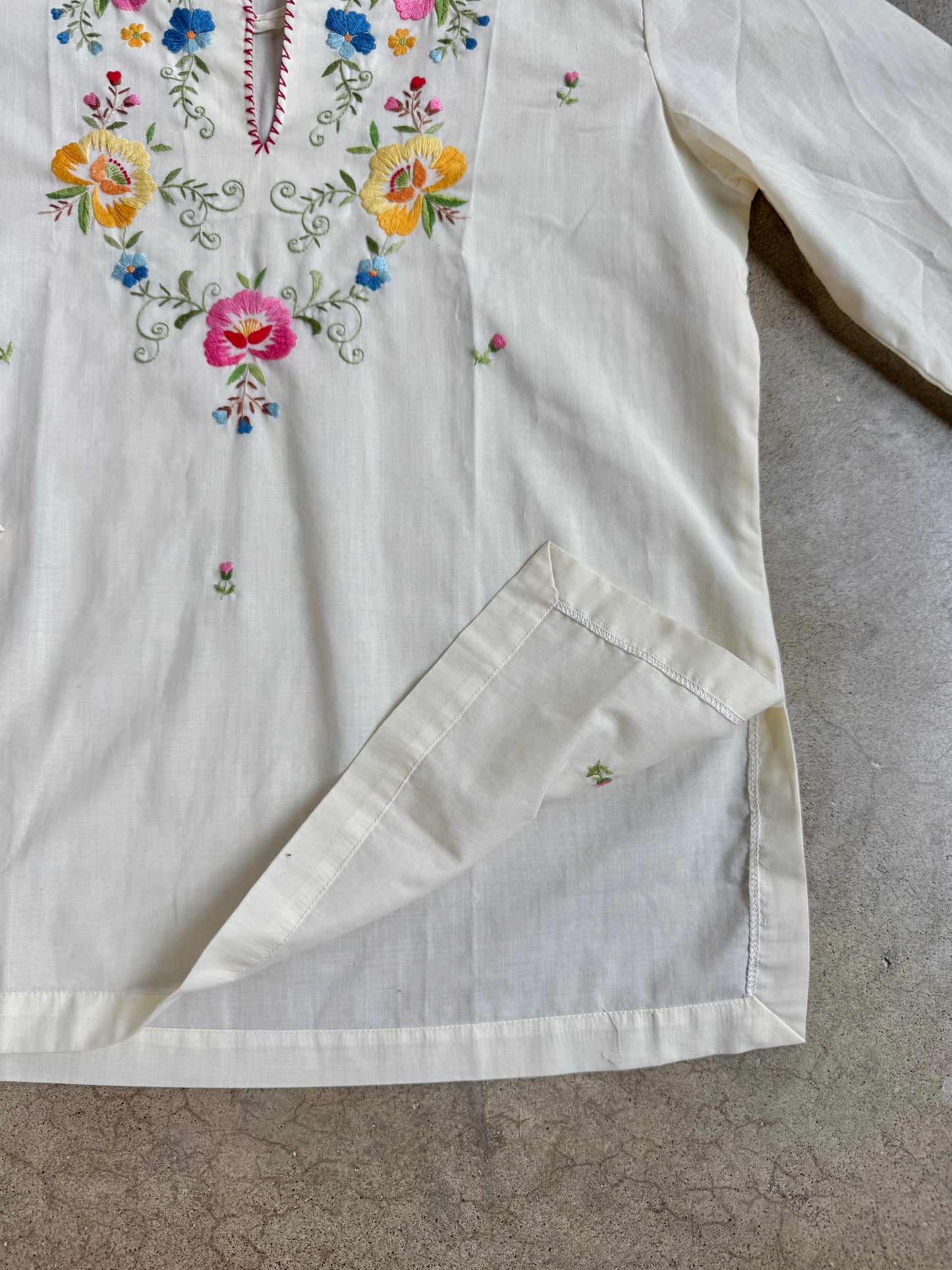 Vintage 1960s Daffodil Hand-Embroidered Floral Collared Shirt | Medium