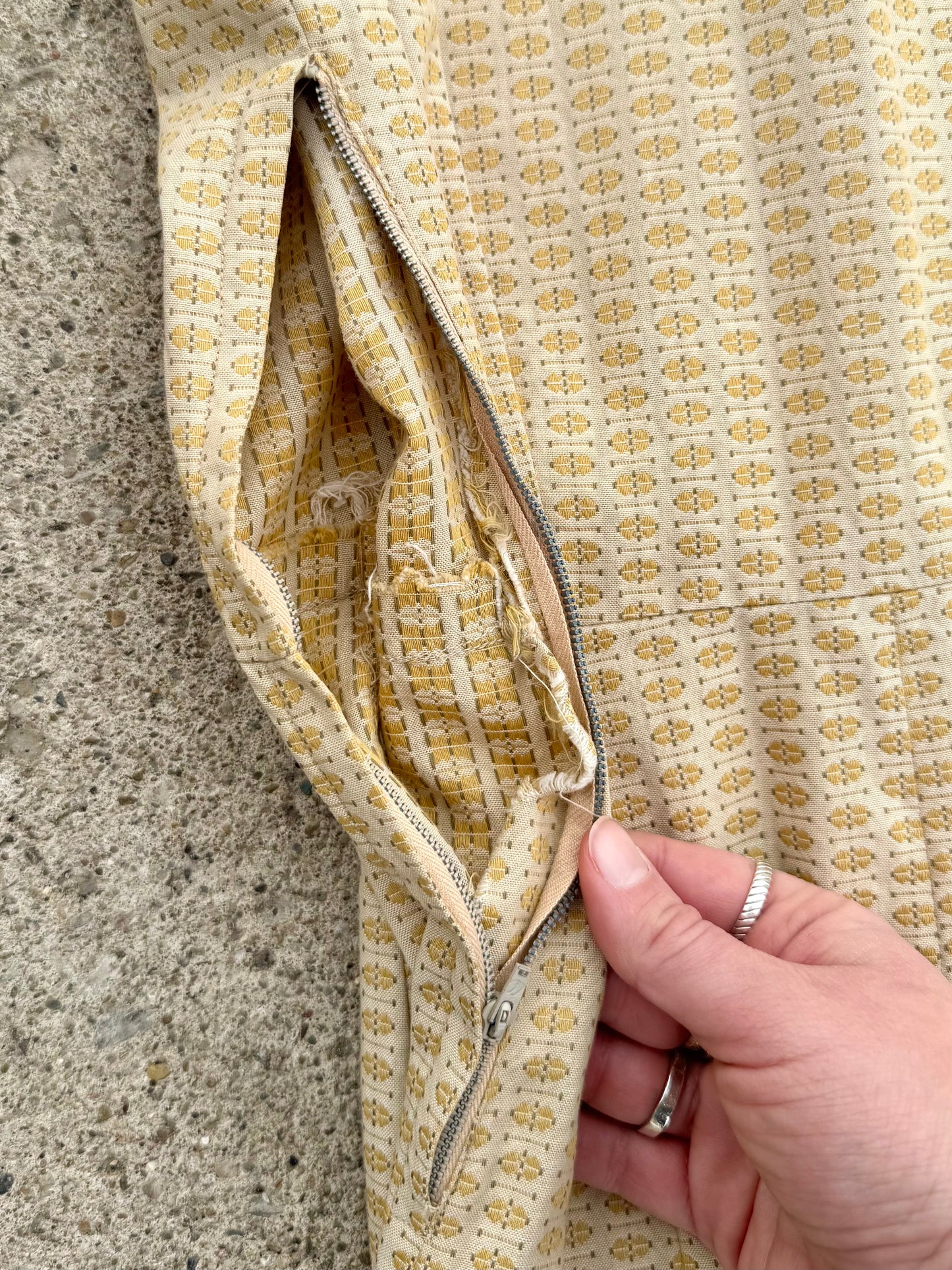 Vintage 1950s Cream Jacquard Collared Sleeveless Dress | Small