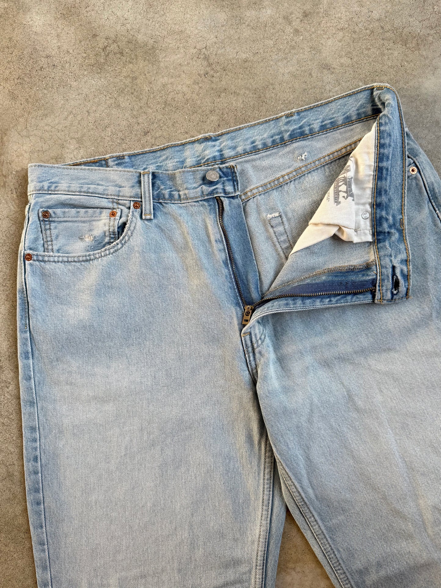 Levi's 550 Relaxed Fit Light Wash Jeans | 38x32