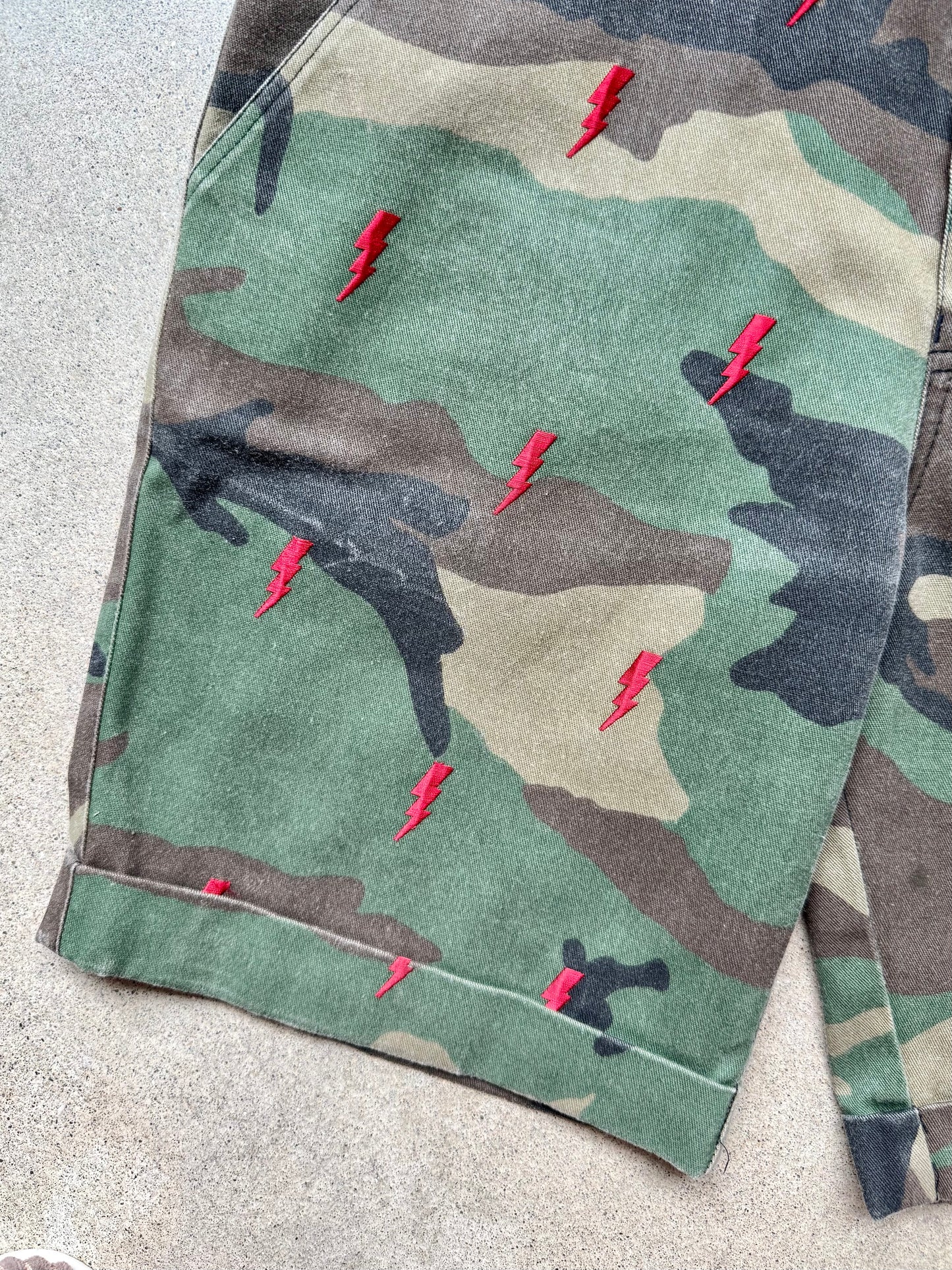 Kith White Label Red Lighting Bolt Embroidered Camo Cotton Shorts | 30