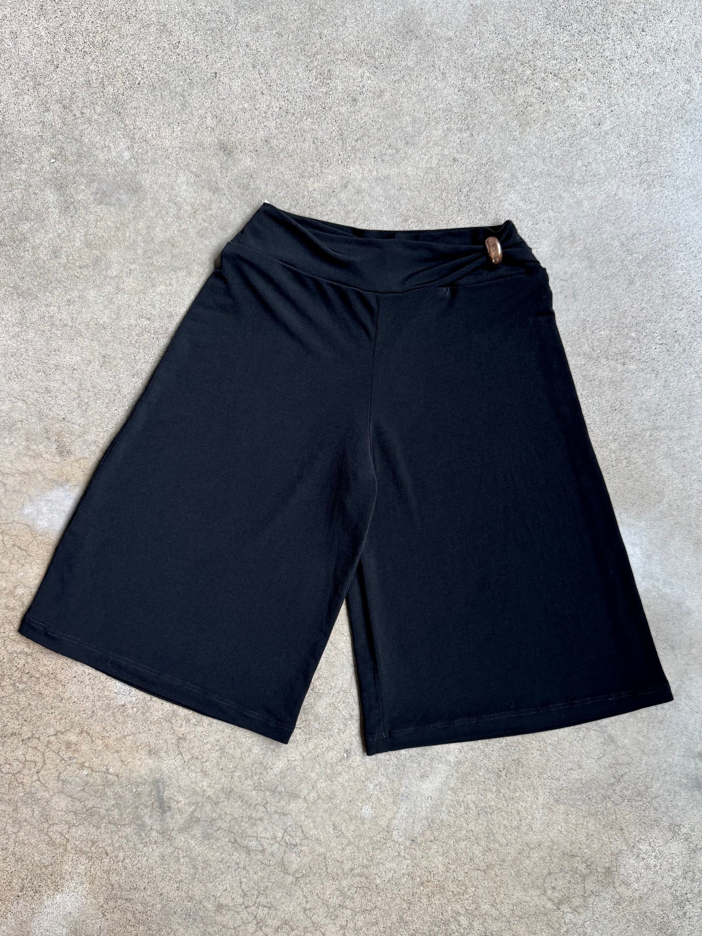 Vintage Y2K Iz Byer Black Wide-Leg Gaucho Shorts | Small