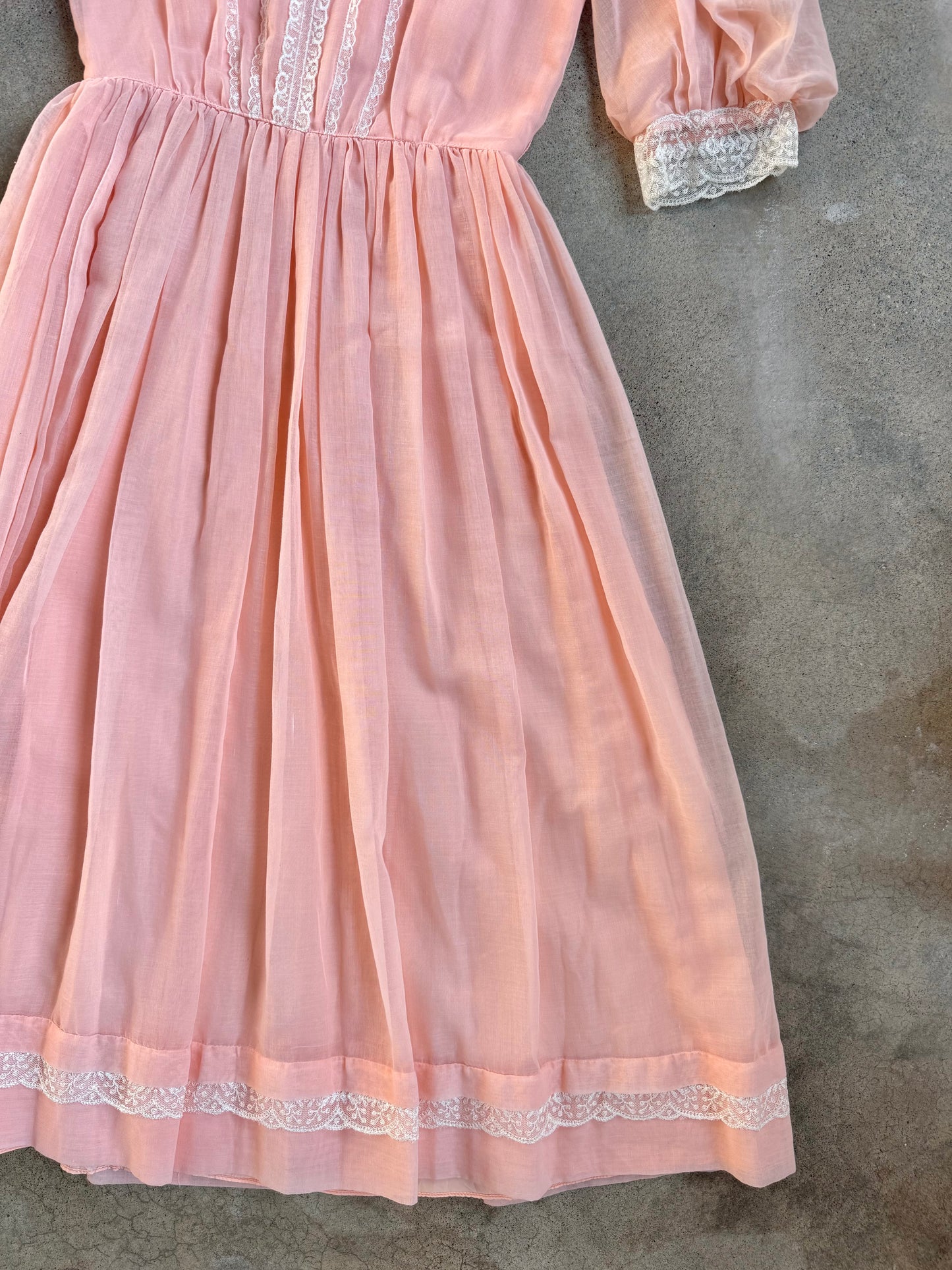 Vintage 1960s Pale Pink Victorian-Style Lace Trim High-Neck Pleated Dress | XS/S