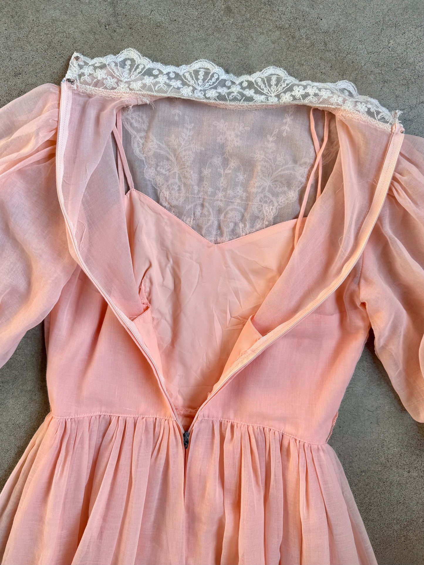 Vintage 1960s Pale Pink Victorian-Style Lace Trim High-Neck Pleated Dress | XS/S