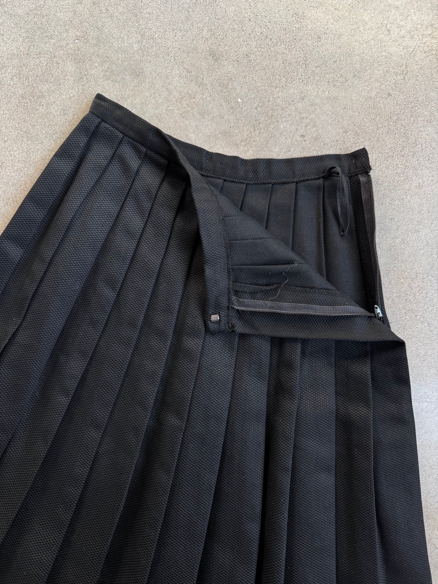 Vintage 1970s Black Knee-Length Pleated Skirt | XS
