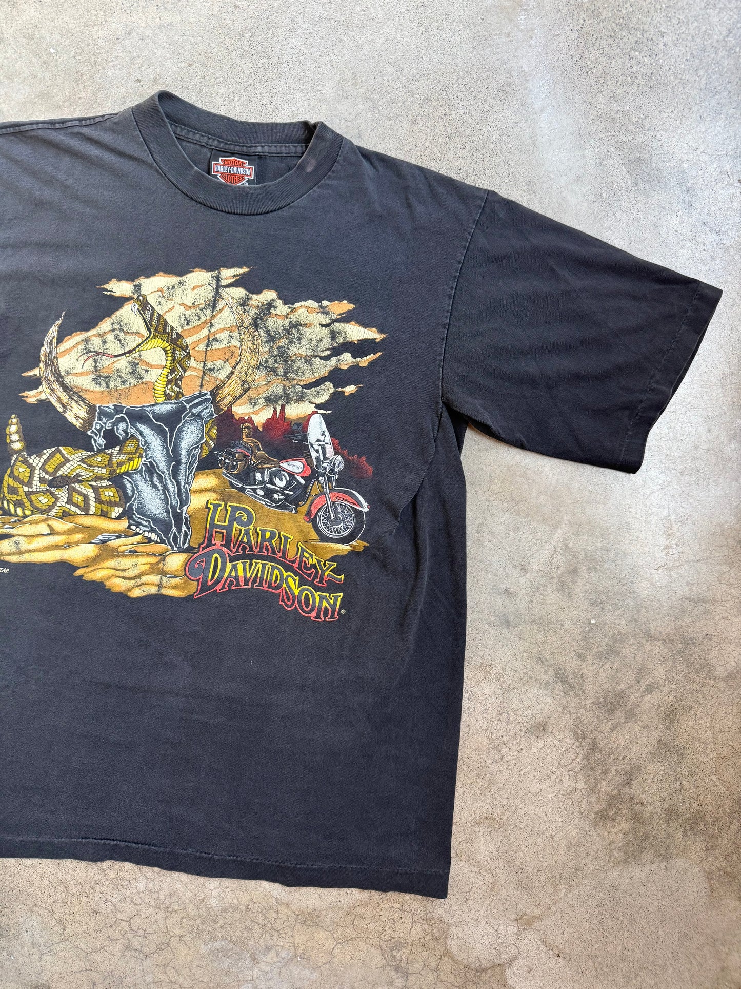 Vintage 1990s Harley Davidson Cow Skull & Rattlesnake Graphic Tee | Large