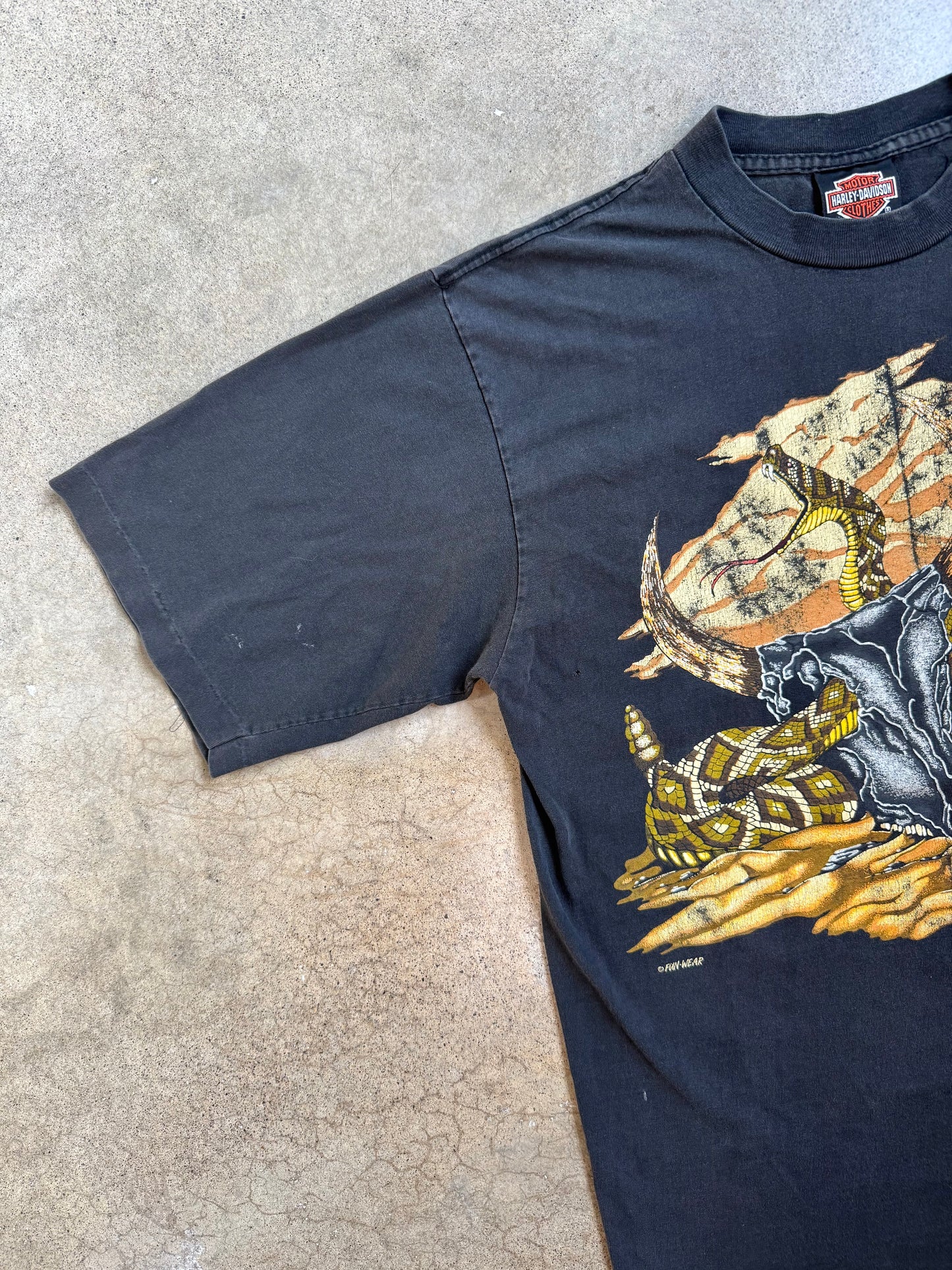 Vintage 1990s Harley Davidson Cow Skull & Rattlesnake Graphic Tee | Large