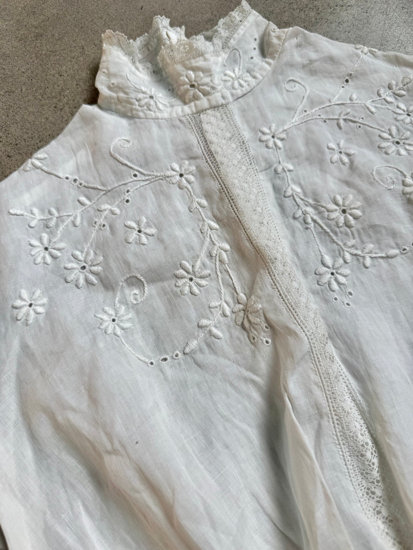 Antique Edwardian White Floral Embroidered High-Neck Blouse | XS
