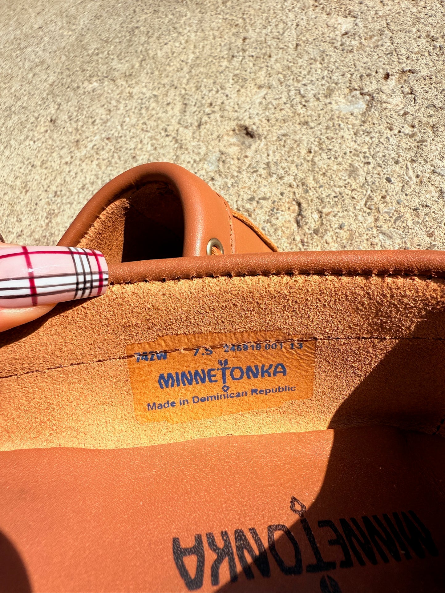 Minnetonka Tan Leather Camp Moccasins | Men’s 7.5