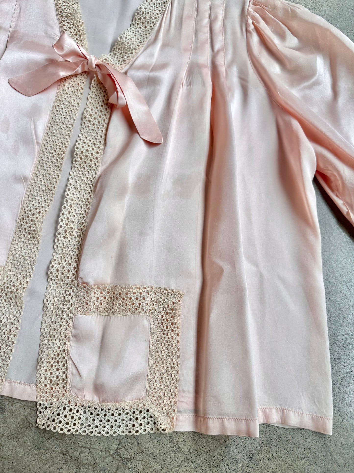 Vintage 1930s Rollins Pale Pink Satin Lace Trim Bed Jacket | Medium