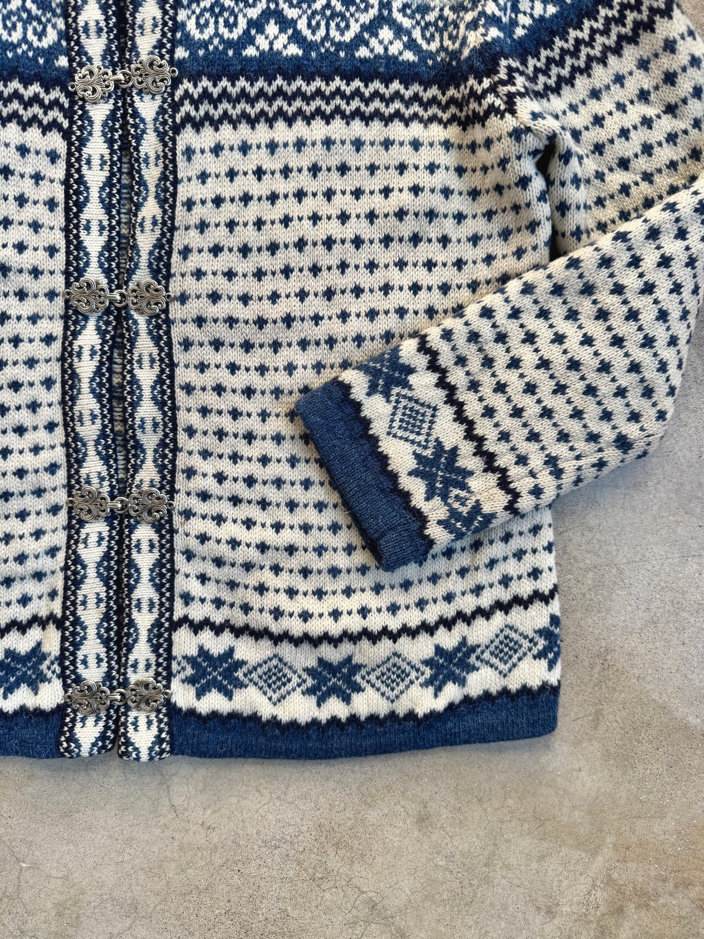 Vintage 1980s Nordic Blue & White Fair Isle Metal Clasp Wool Cardigan | M/L