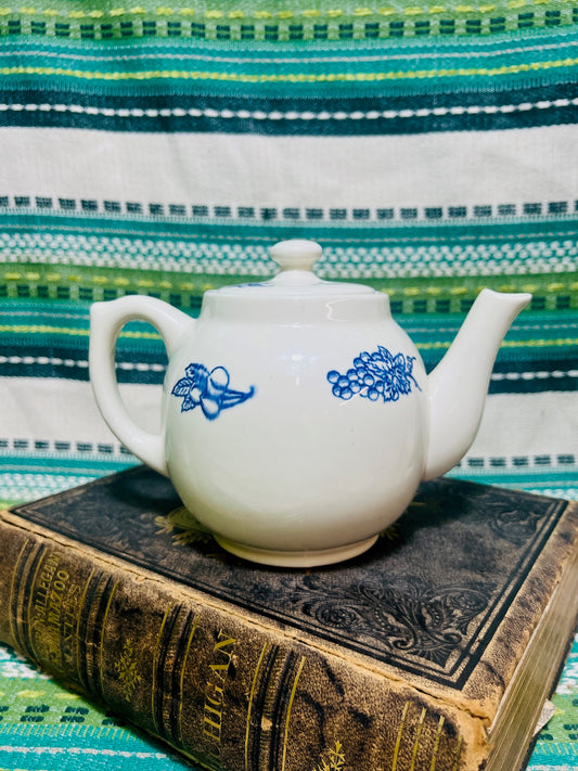 Vintage 1940s/50s Ceramic Tea Pot