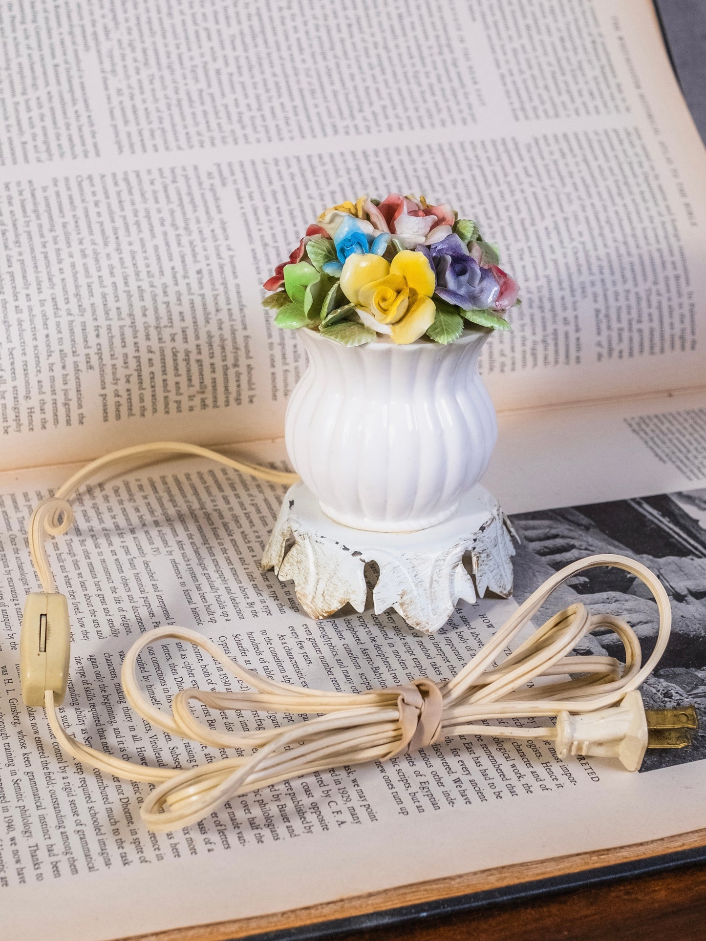 Vintage 1950s Porcelain Floral Bouquet Metal Base Table Lamp