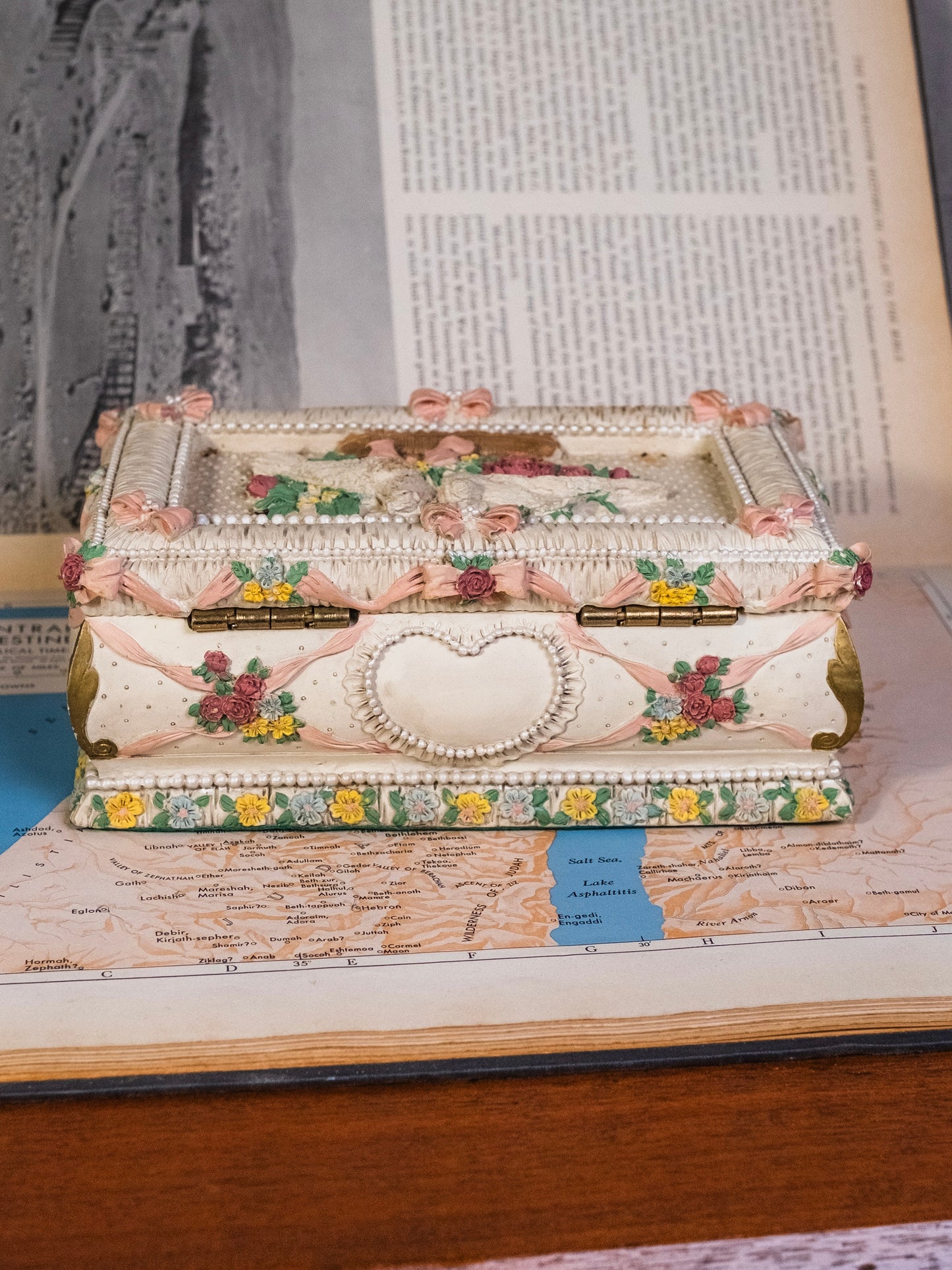 Vintage 1980s Floral 3D "Two Doves" Jewelry Box