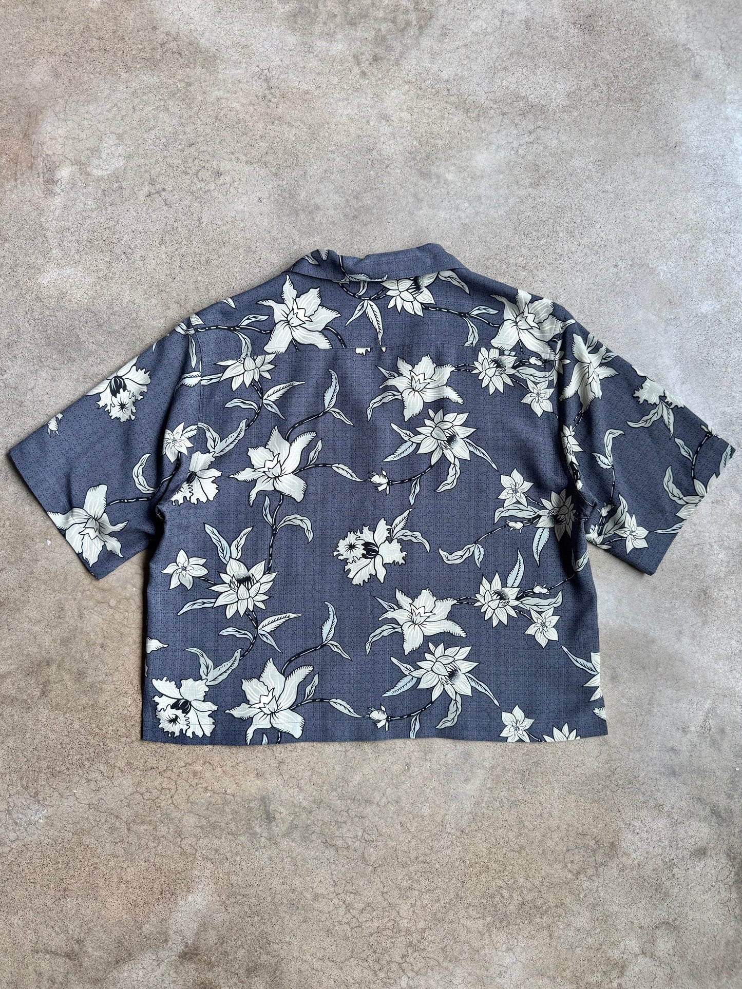 Vintage 1990s Tommy Bahama Blue-Grey Floral 100% Silk Hawaiian Shirt | Large