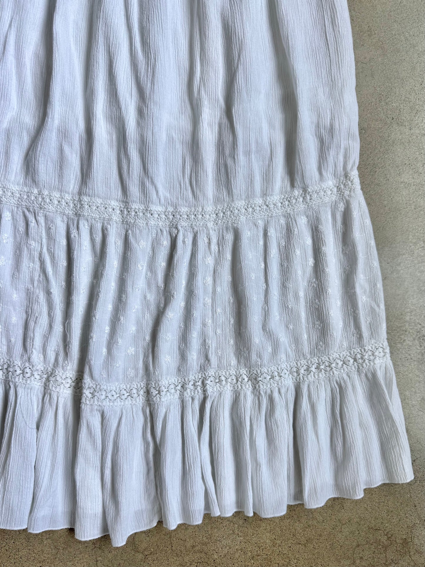 2000s White Floral Embroidered Tiered Maxi Skirt | Medium