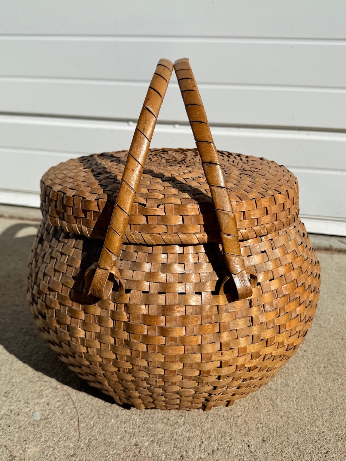 Vintage 1950s Mid-Atlantic Woven Wicker Lidded Basket