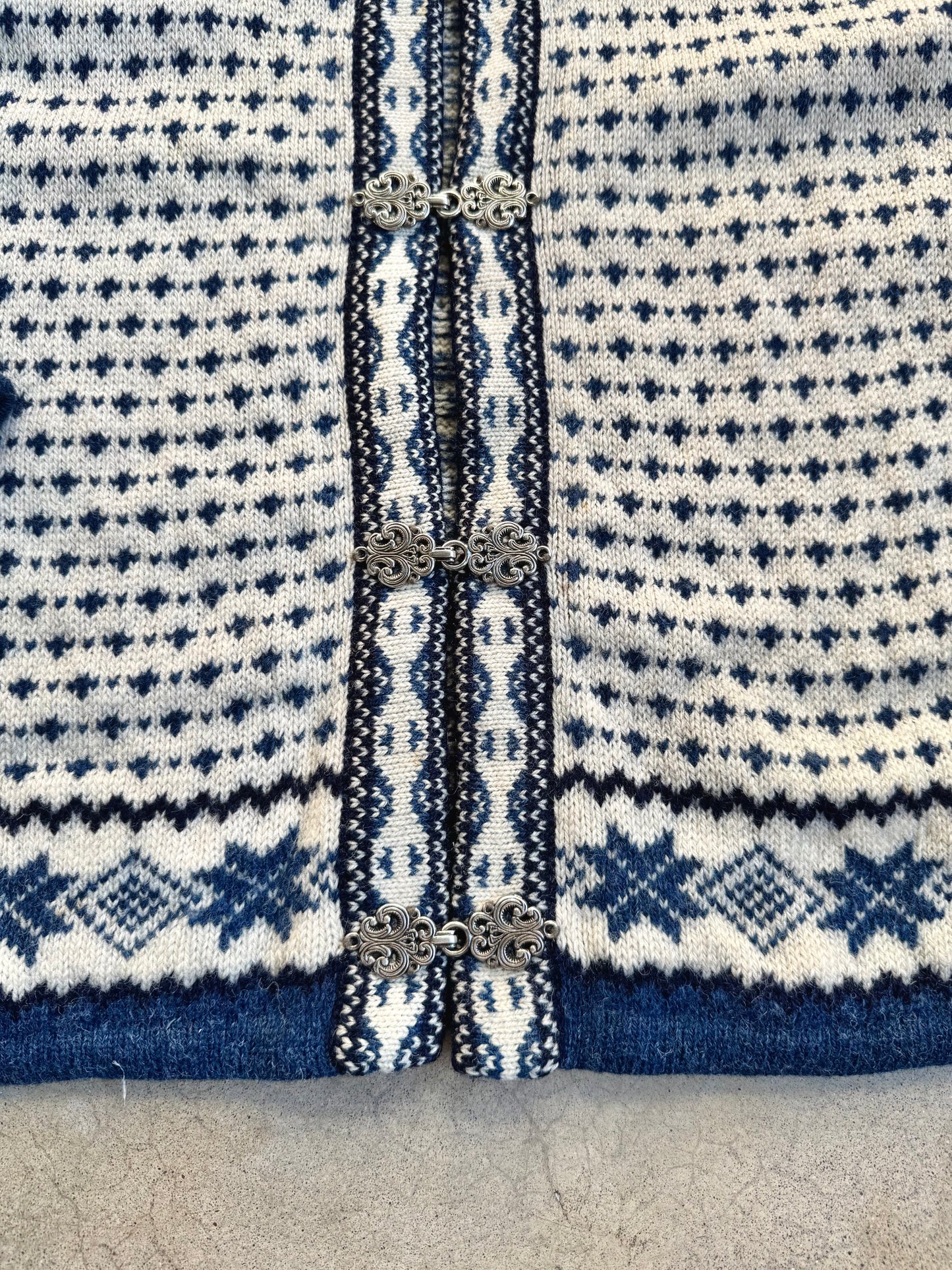 Vintage 1980s Nordic Blue & White Fair Isle Metal Clasp Wool Cardigan | M/L