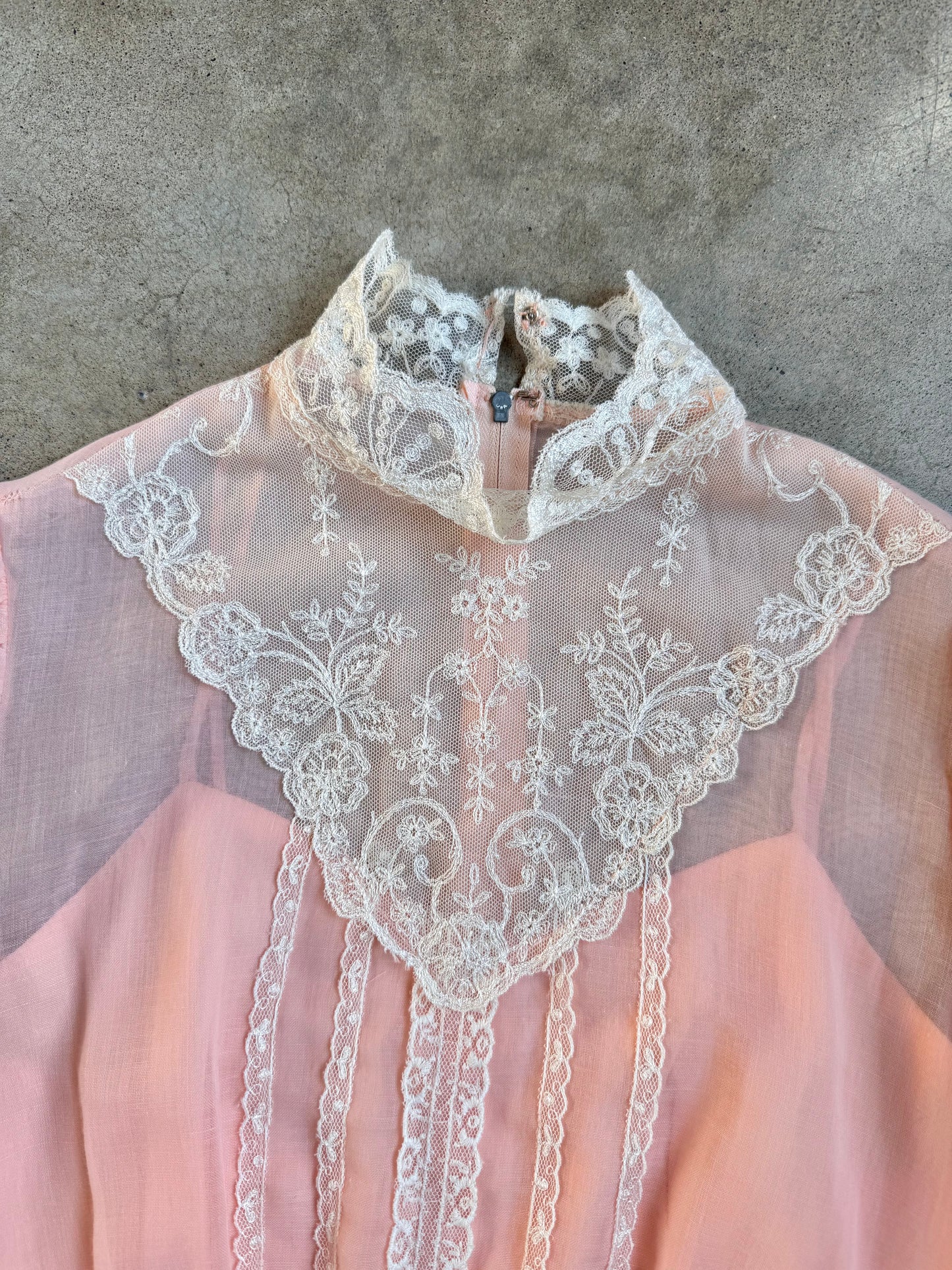 Vintage 1960s Pale Pink Victorian-Style Lace Trim High-Neck Pleated Dress | XS/S