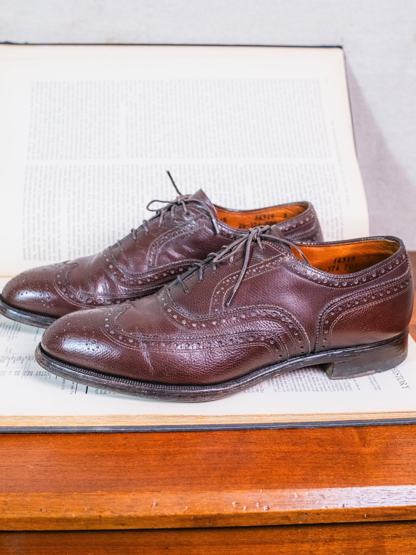 Vintage 1960s Johnston & Murphy Brown Leather Wingtip Oxford Shoes | Men’s 9